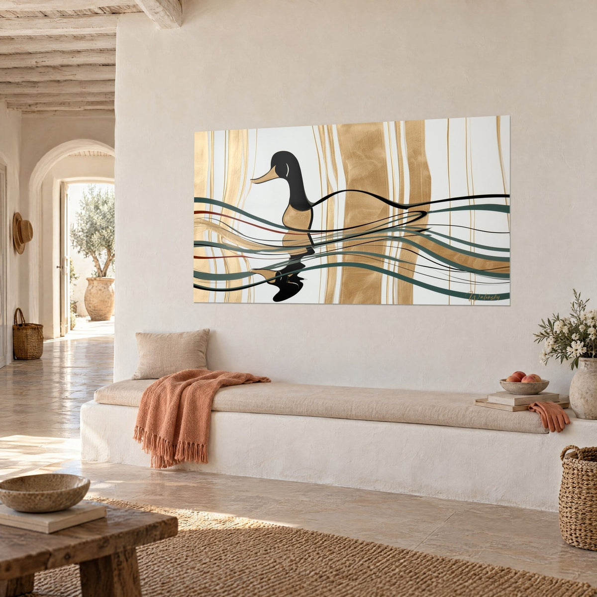 Tableau oiseau aquatique au bec doré et bandes d'or verticales sur fond blanc, mur crème d'une maison méditerranéenne