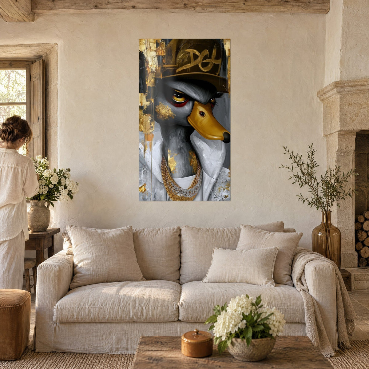Tableau canard gris en veste blanche, casquette dorée et chaîne scintillante, au-dessus d'un canapé dans un salon lumineux