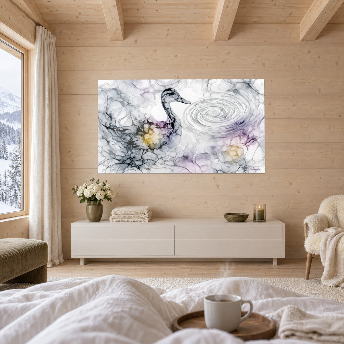 Quadro germano reale in trasparenza d'inchiostro, grigio perla e malva polveroso, alone dorato, sopra un letto in una camera luminosa