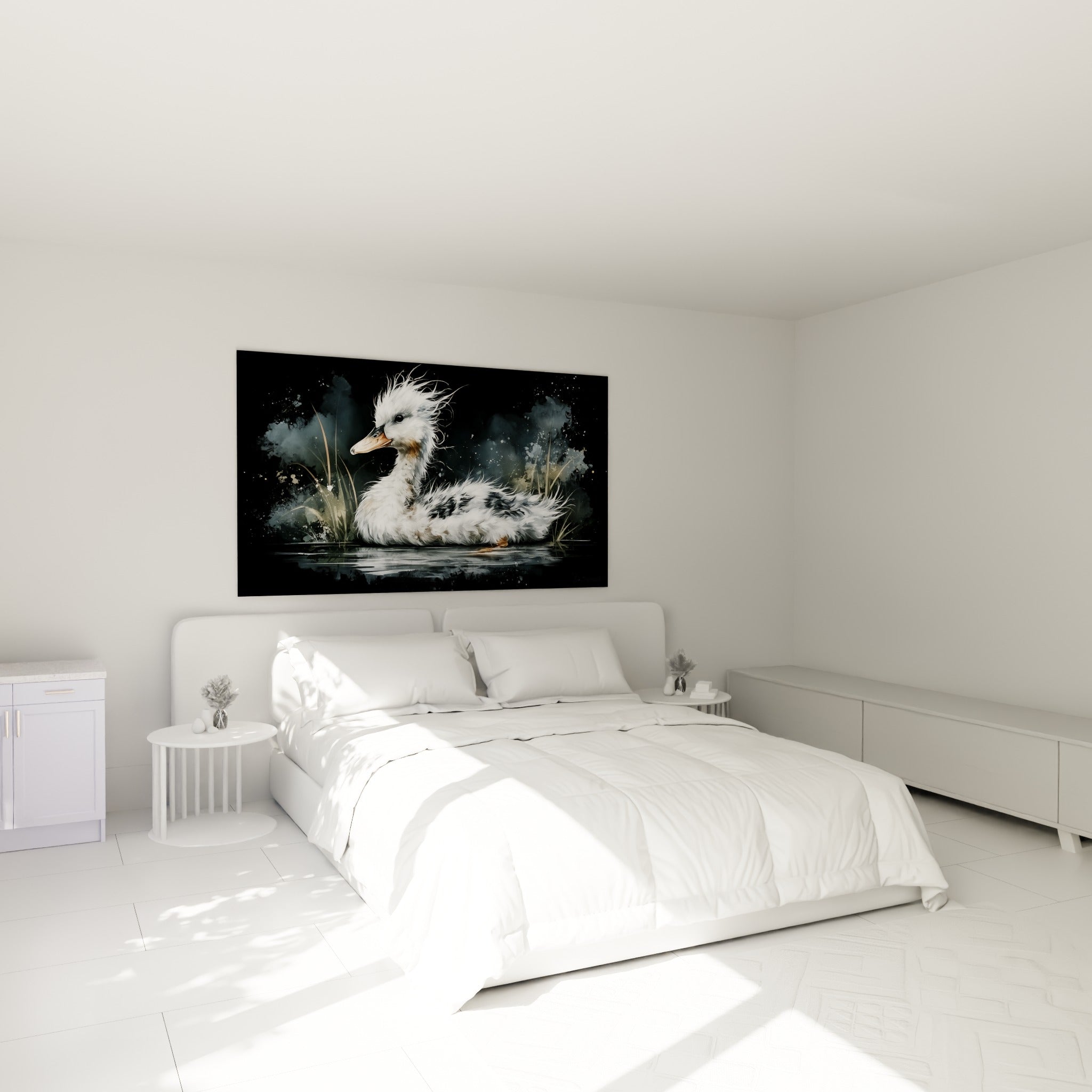 Duvet blanc du canard huppé aux reflets ocre, accroché au-dessus d'un lit dans une chambre claire