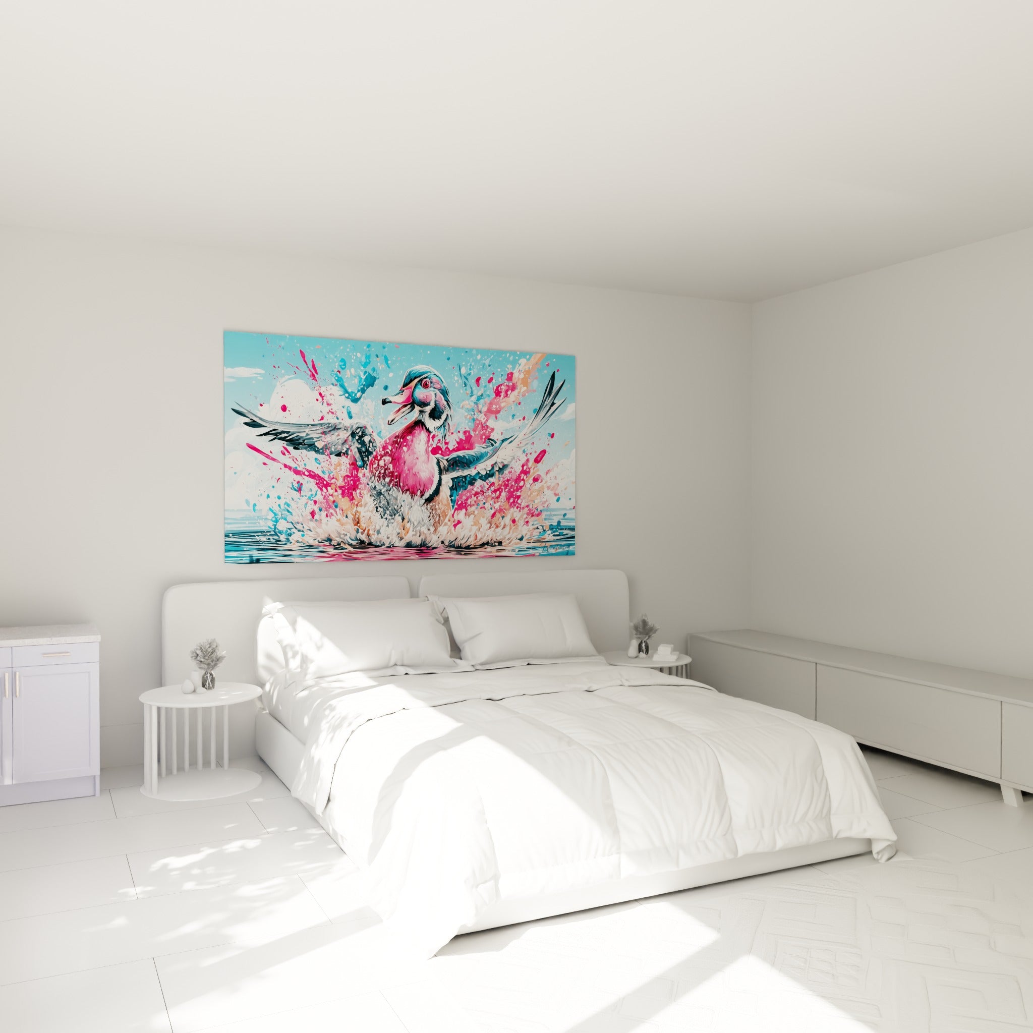 Oiseau rose fuchsia et bleu pétrole en pleine envolée, au-dessus d'un lit dans une chambre claire