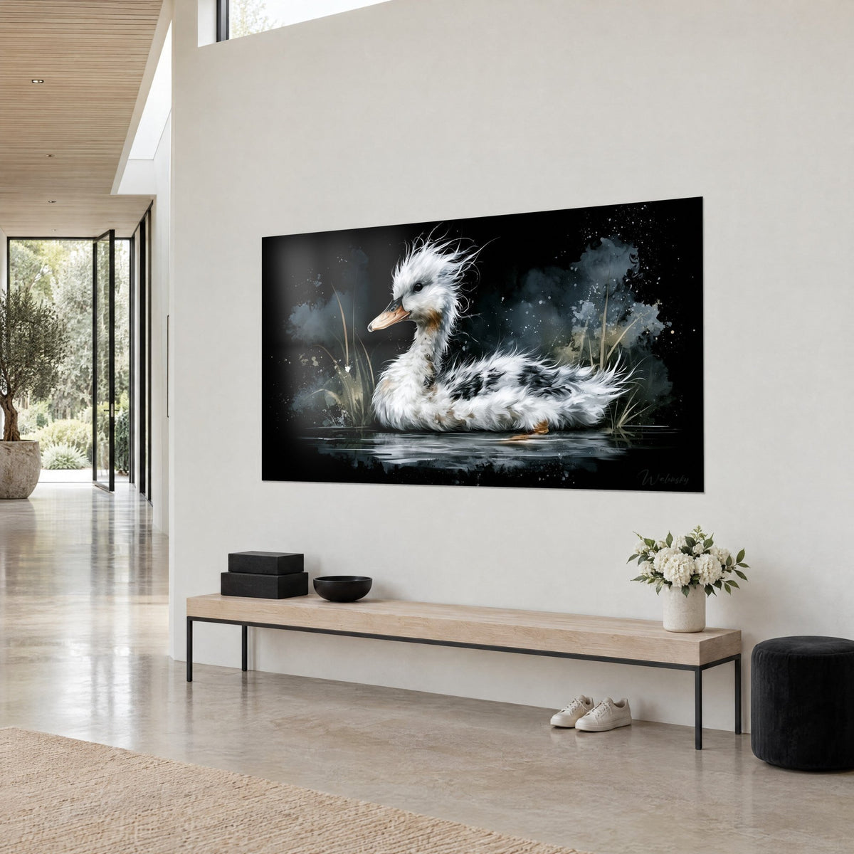 Tableau oisillon aquatique à huppe de plumes blanches, reflet anthracite et roseaux beige, vue de trois-quarts dans une maison d'architecte