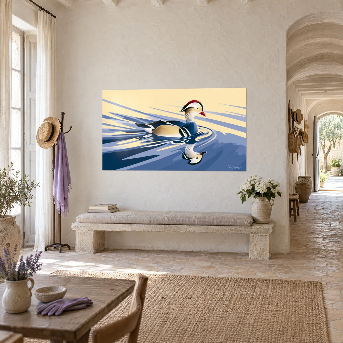 Tableau oiseau aquatique à huppe rouge, plumage bleu nuit et crème, ondulations lavande, mur blanc d'un mas provençal