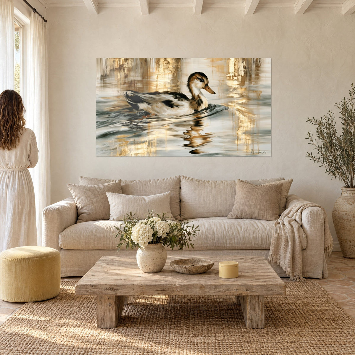 Tableau canard nageant sur une eau dorée, plumage crème et noir, couple de dos, au-dessus d'un canapé dans un salon lumineux