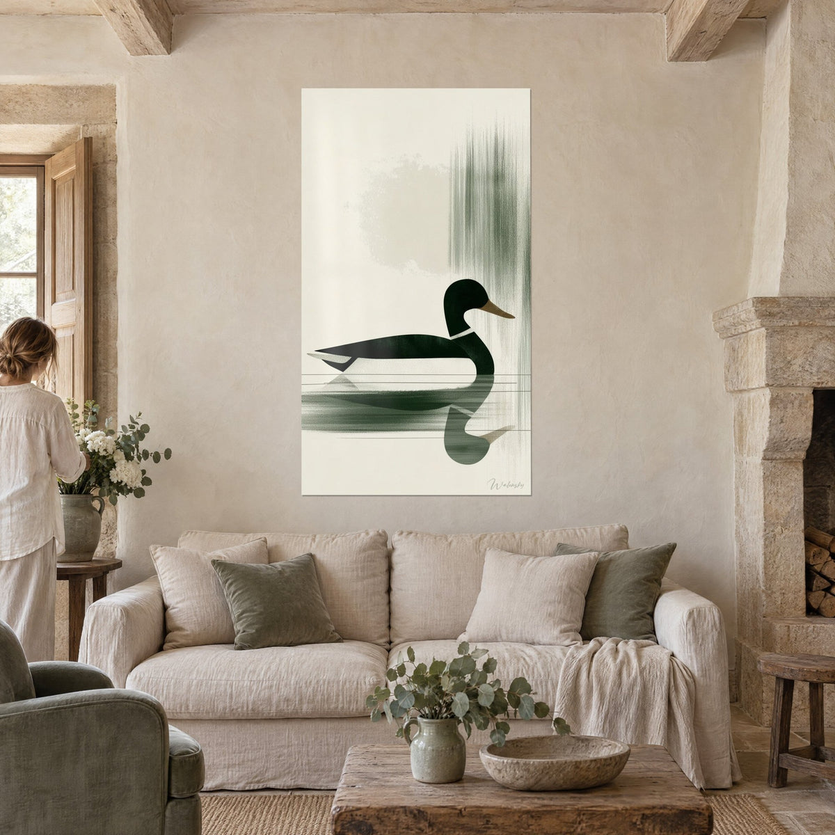 Tableau colvert stylisé au bec brun glissant sur l'eau crème, traînées vert sombre, femme de dos, au-dessus d'un canapé dans un salon lumineux