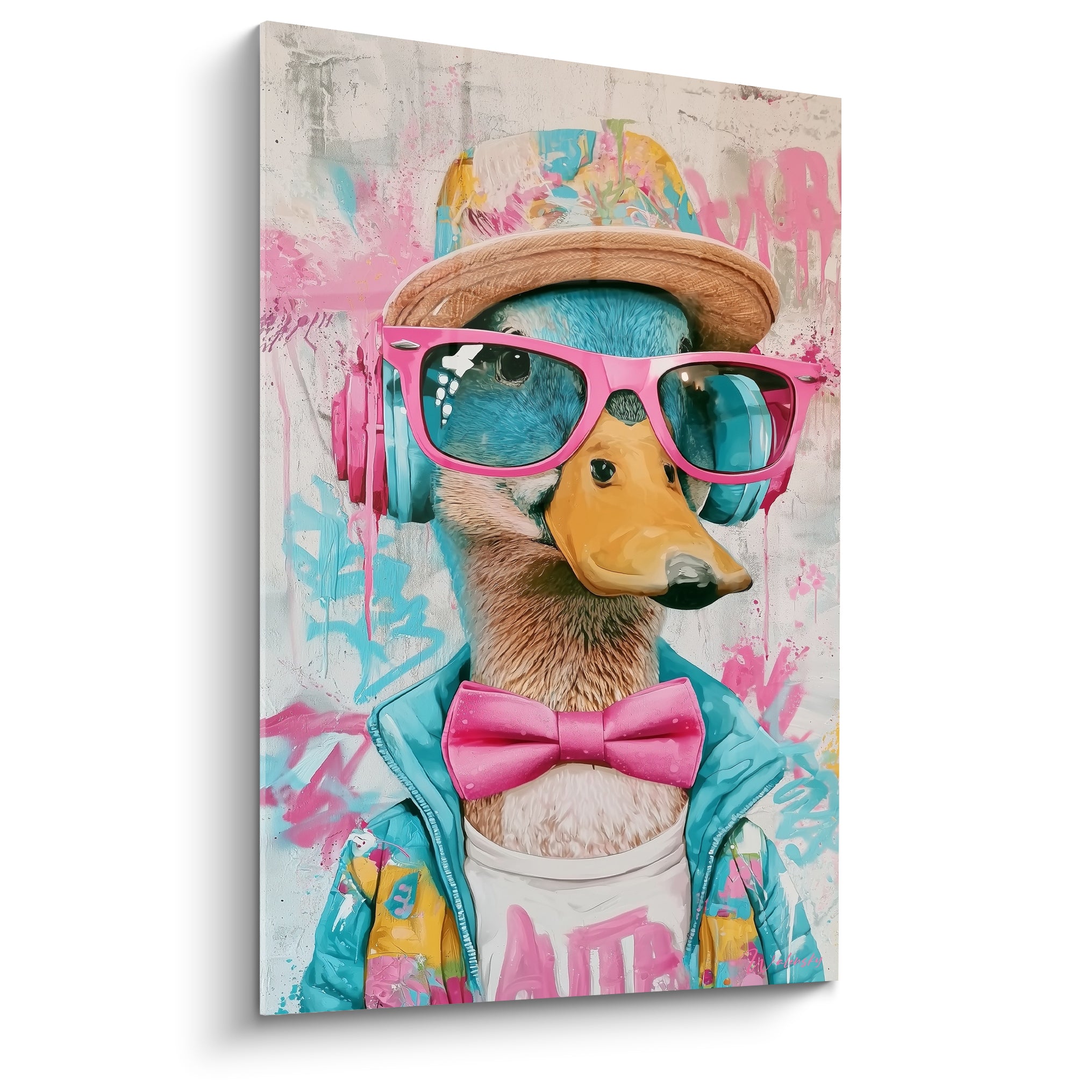 Canard coiffé d'une casquette beige, lunettes roses et veste turquoise sur fond graffiti rose