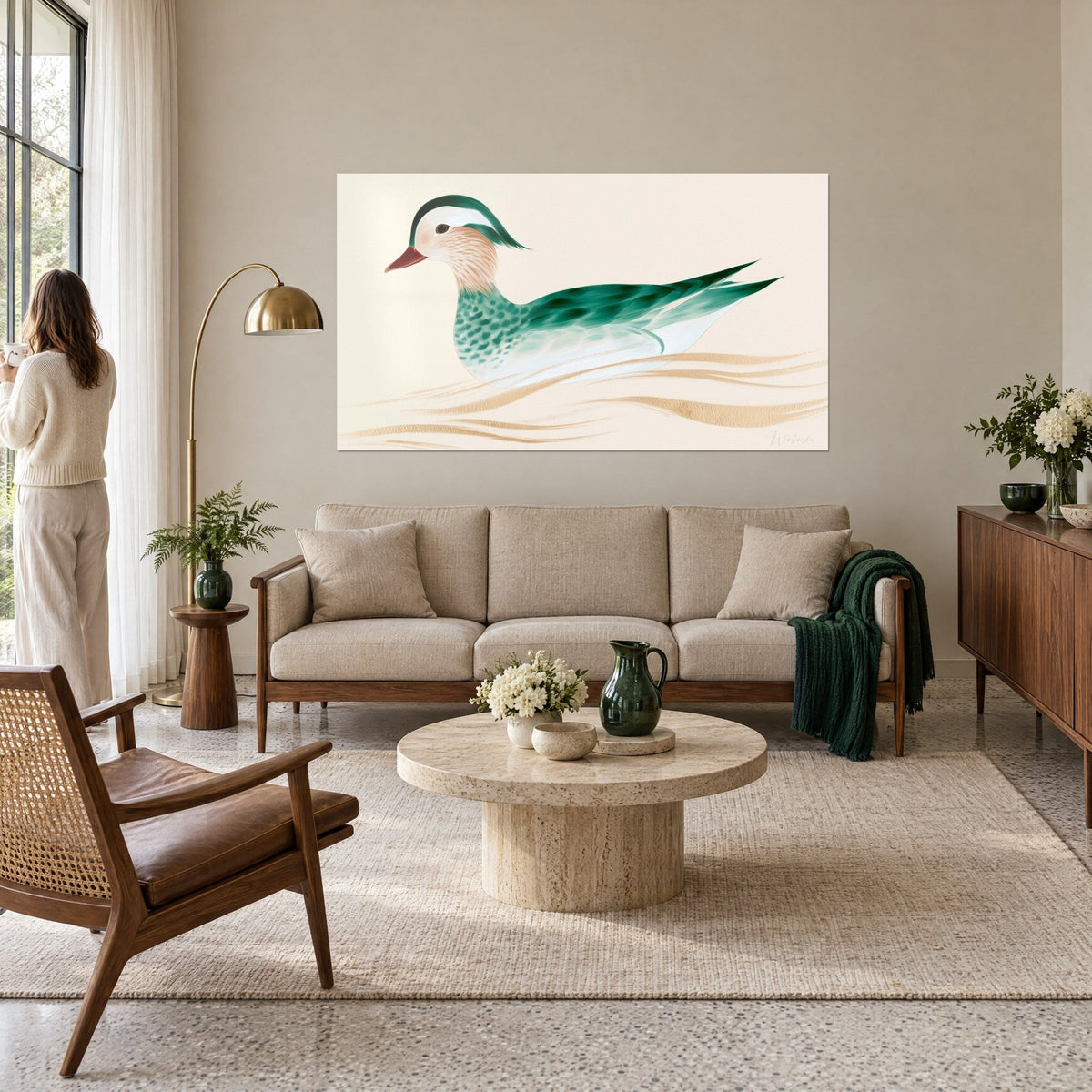 Tableau canard mandarin au plumage émeraude, bec rouge et huppe blanche, au-dessus d'un canapé dans un salon lumineux