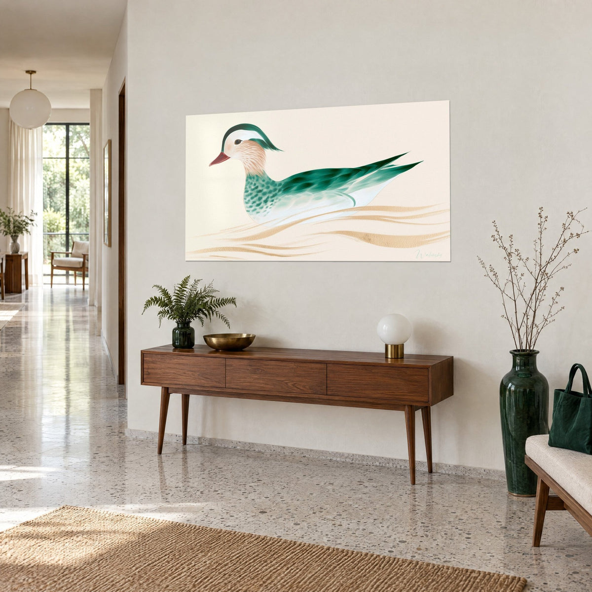 Tableau oiseau aquatique vert sapin et crème glissant sur des vagues dorées, vu de trois-quarts dans un couloir lumineux