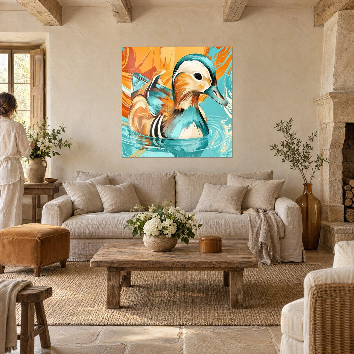 Tableau canard mandarin turquoise et orange, plumage rayé de noir, œil rond, deux personnes de dos, au-dessus d'un canapé dans un salon lumineux