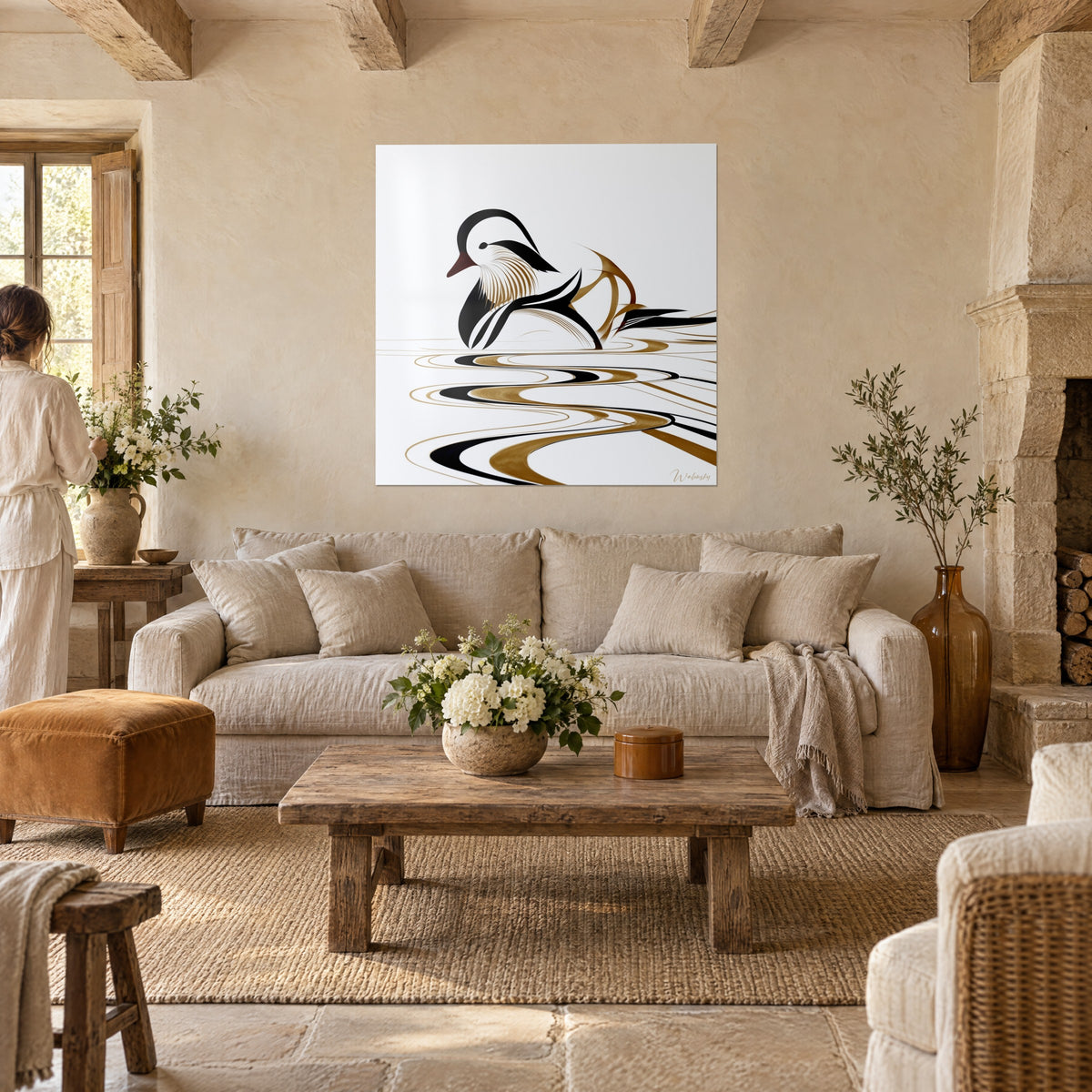 Tableau canard mandarin aux plumes ivoire et or, queue noire en volutes, sillage ondulé, au-dessus d'un canapé dans un salon lumineux