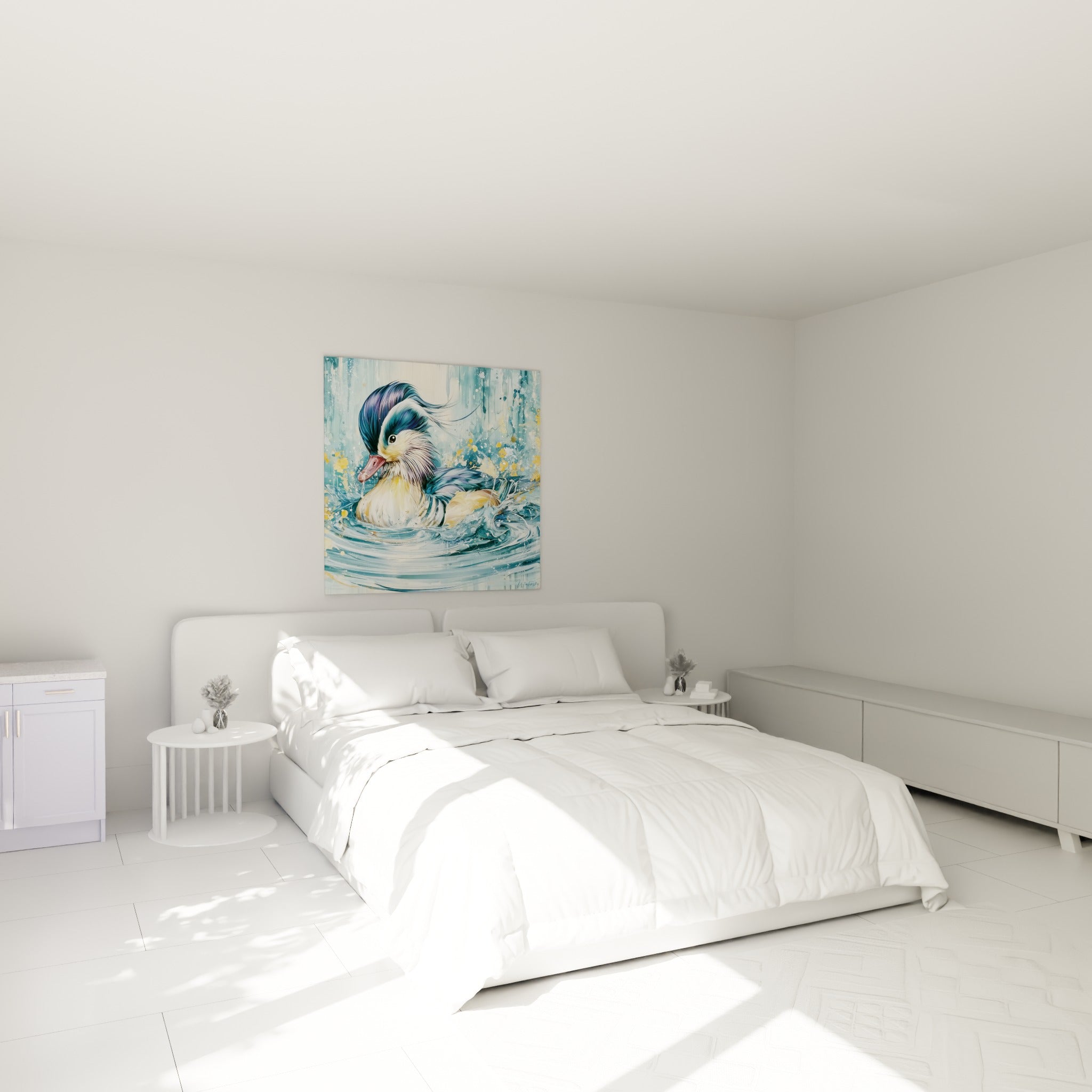 Canard mandarin aux plumes bleu violacé et dorées au-dessus d'un lit dans une chambre claire
