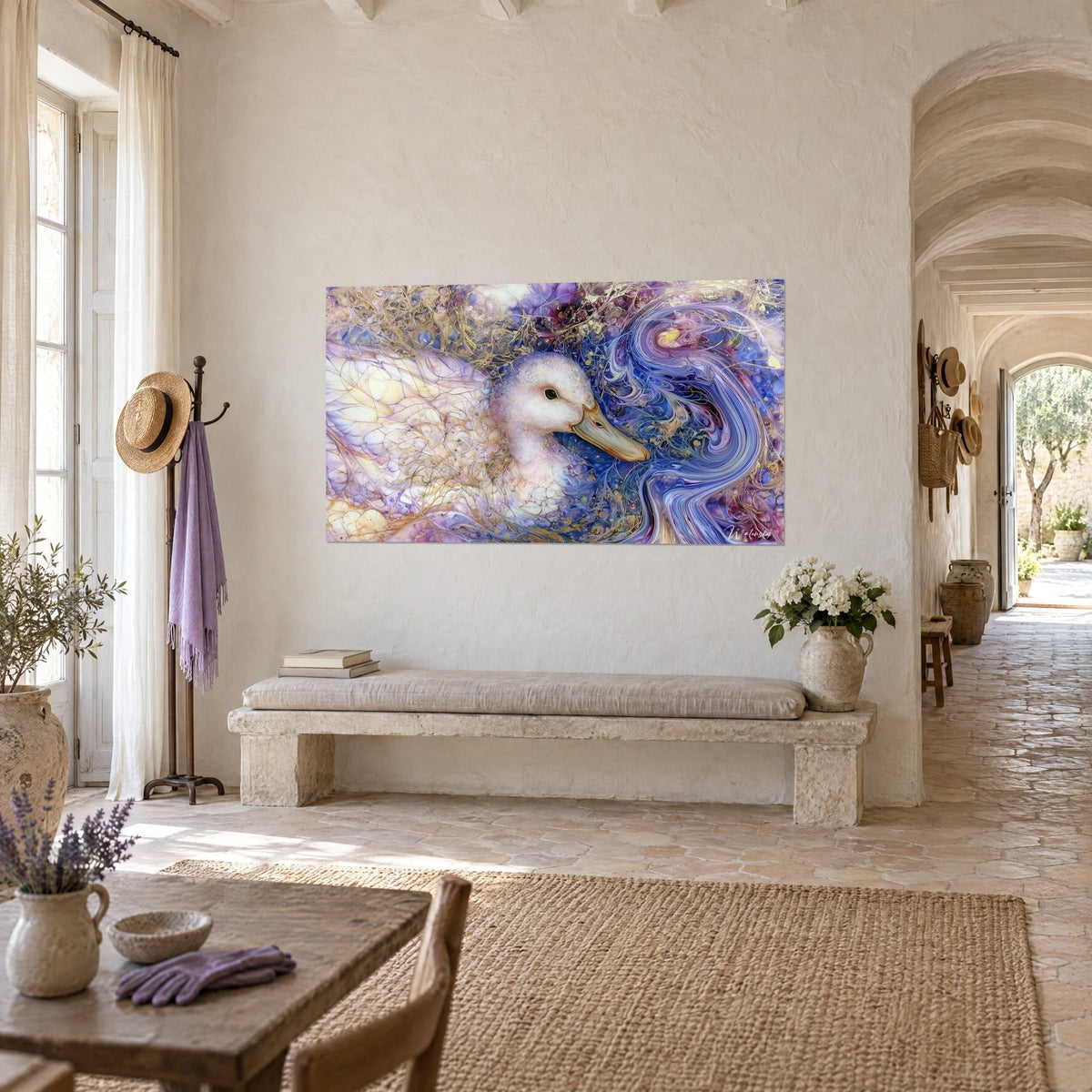 Tableau oiseau aquatique nacré noyé dans des spirales indigo et lilas, accroché près d'un banc de pierre au mas