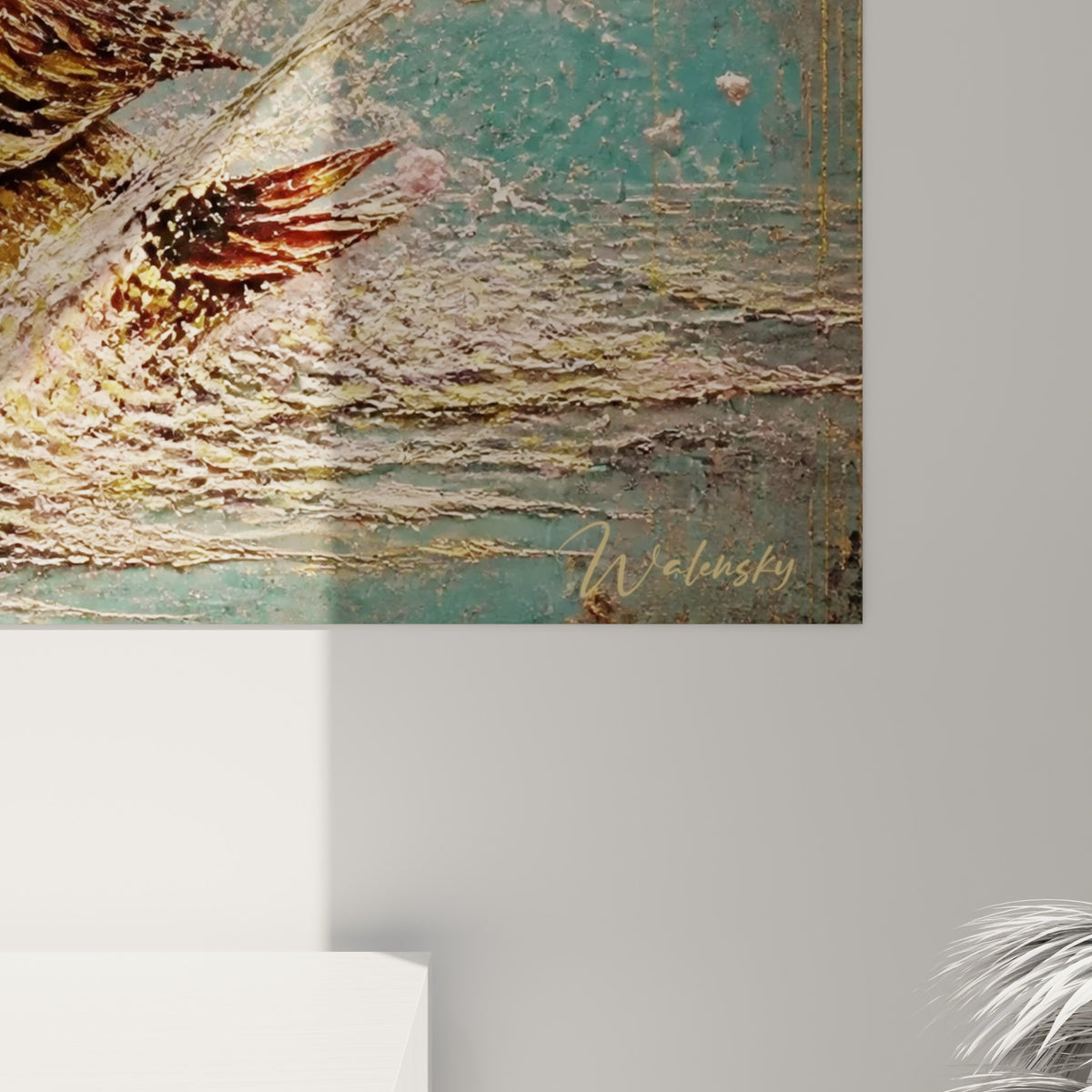 Empâtements dorés et coulures turquoise se mêlant sur la toile, grain visible de la matière peinte