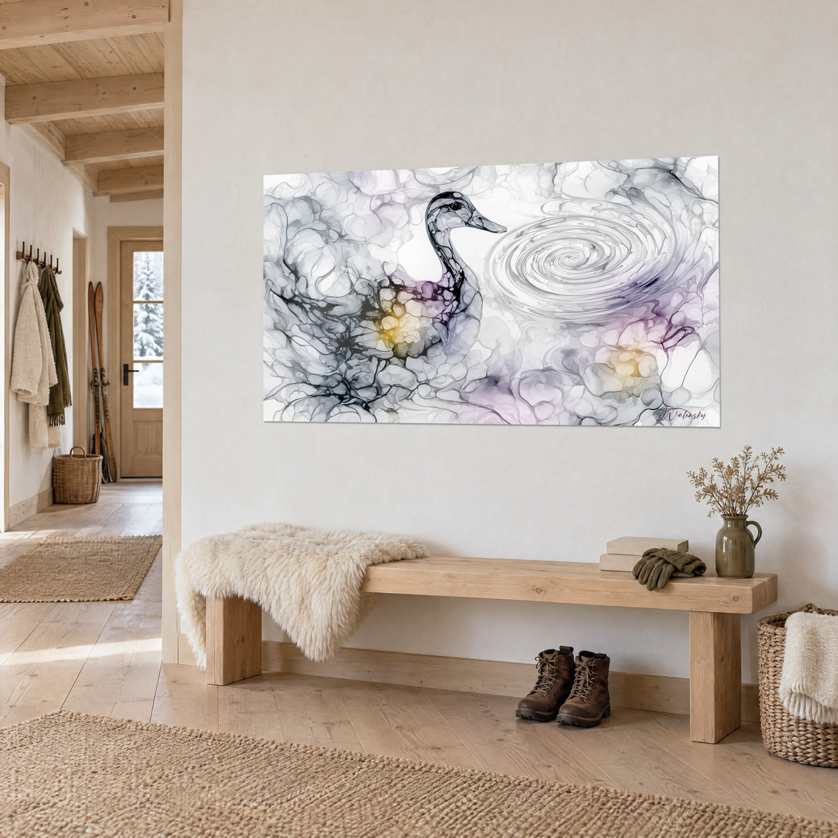 Quadro uccello acquatico traslucido con venature scure, volute grigie e un bagliore giallo, appeso a una parete chiara di chalet in legno