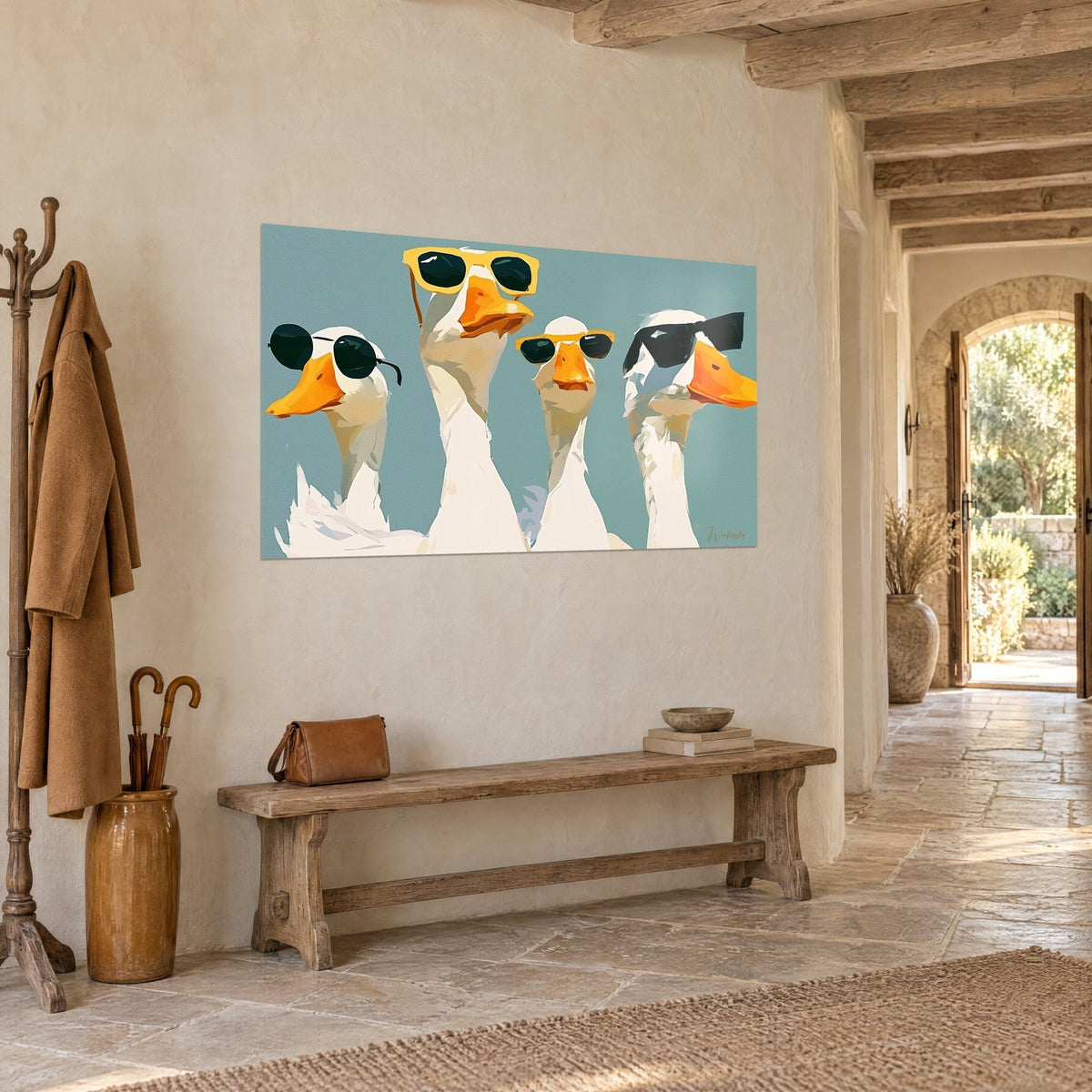 Schilderij langhalzige witte vogels met oranje snavel en zonnebril, celadon blauwe achtergrond, ingang van een stenen huis in driekwartaanzicht