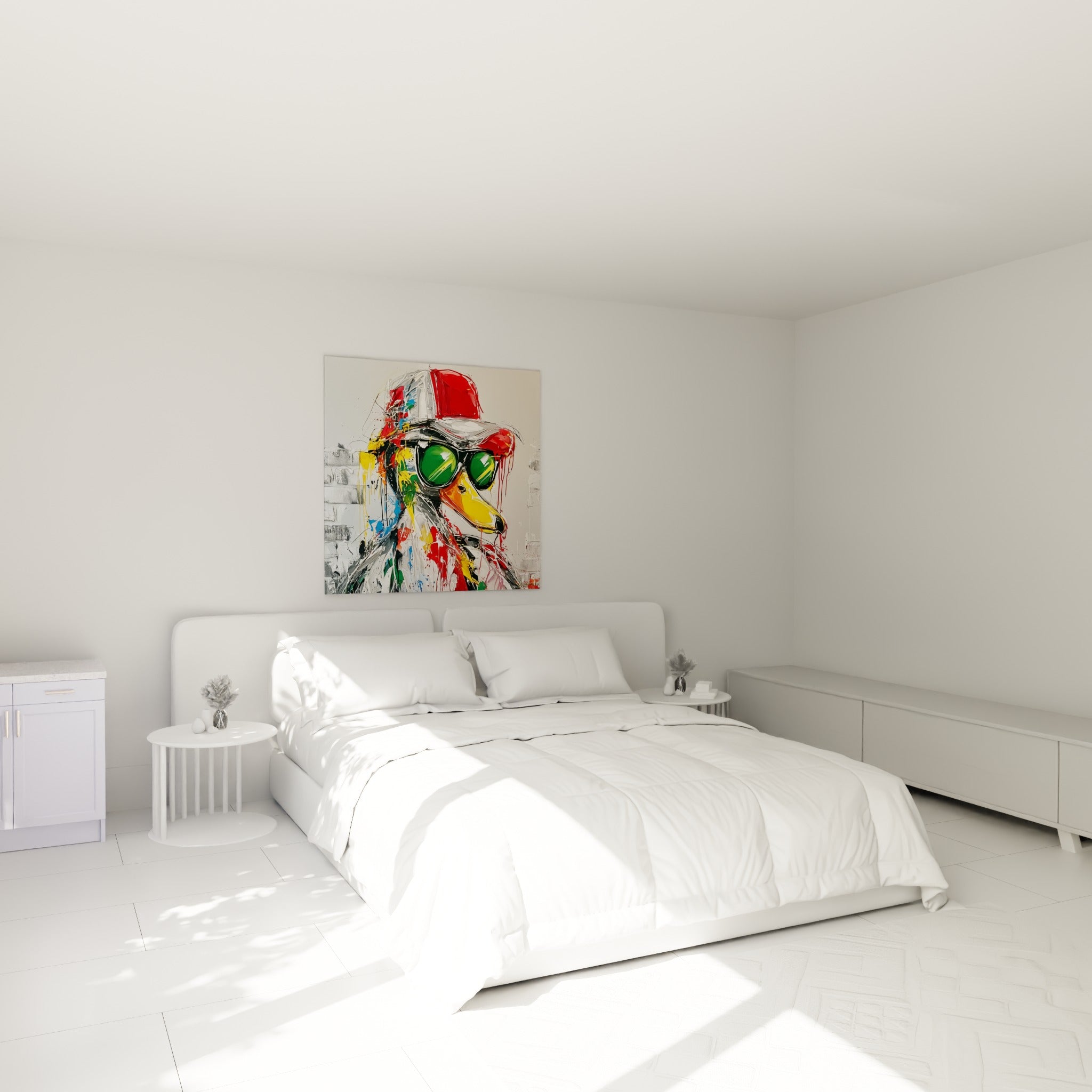 Personnage à plumes en casquette rouge et lunettes vertes accroché au-dessus d'un lit dans une chambre claire.