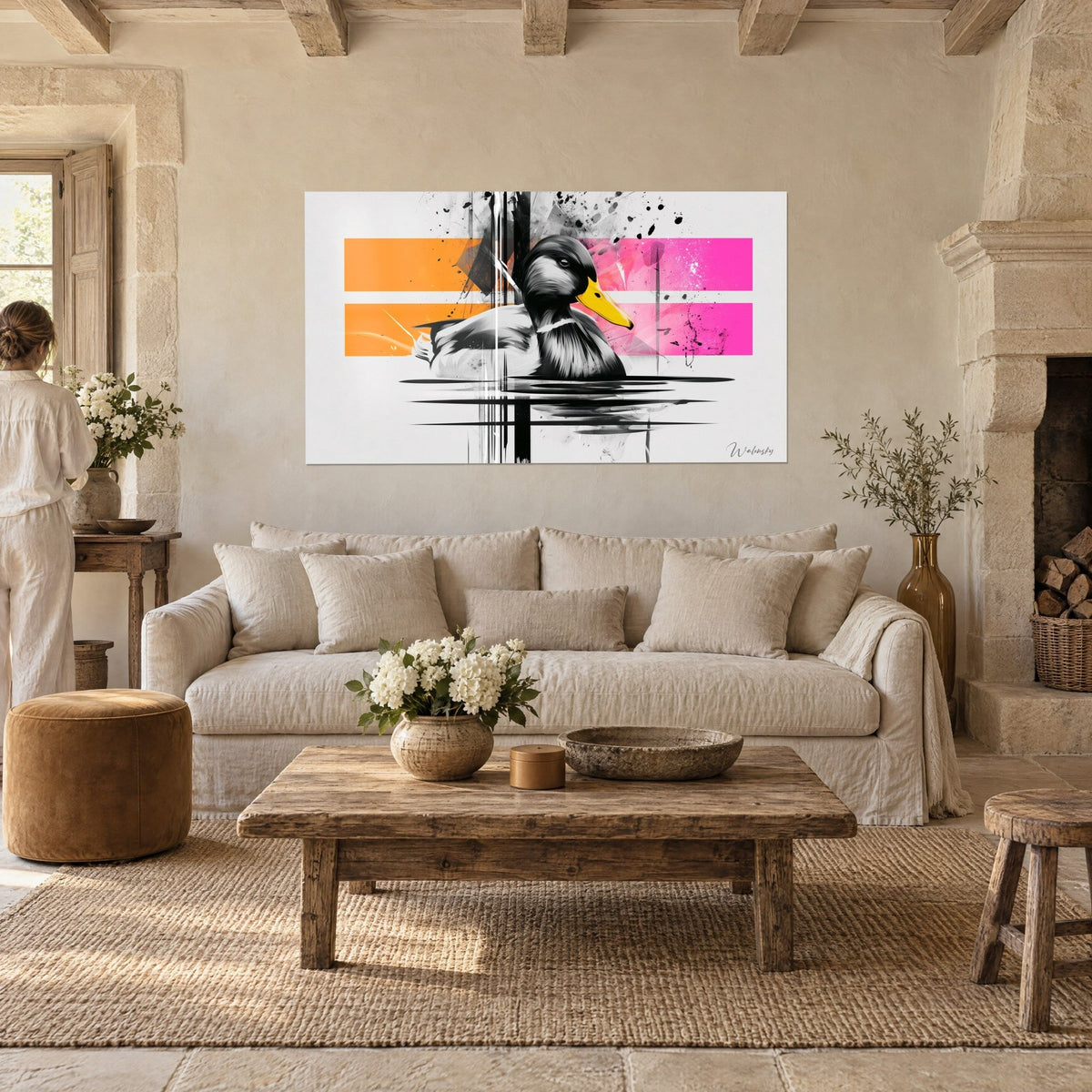 Tableau canard colvert gris et noir sur bandes orange et rose, éclaboussures d'encre, au-dessus d'un canapé dans un salon lumineux