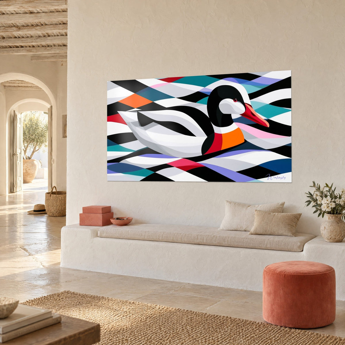 Tableau oiseau aquatique graphique, plumage ivoire et jais, collier orange, vagues lilas, dans une maison méditerranéenne en pierre claire