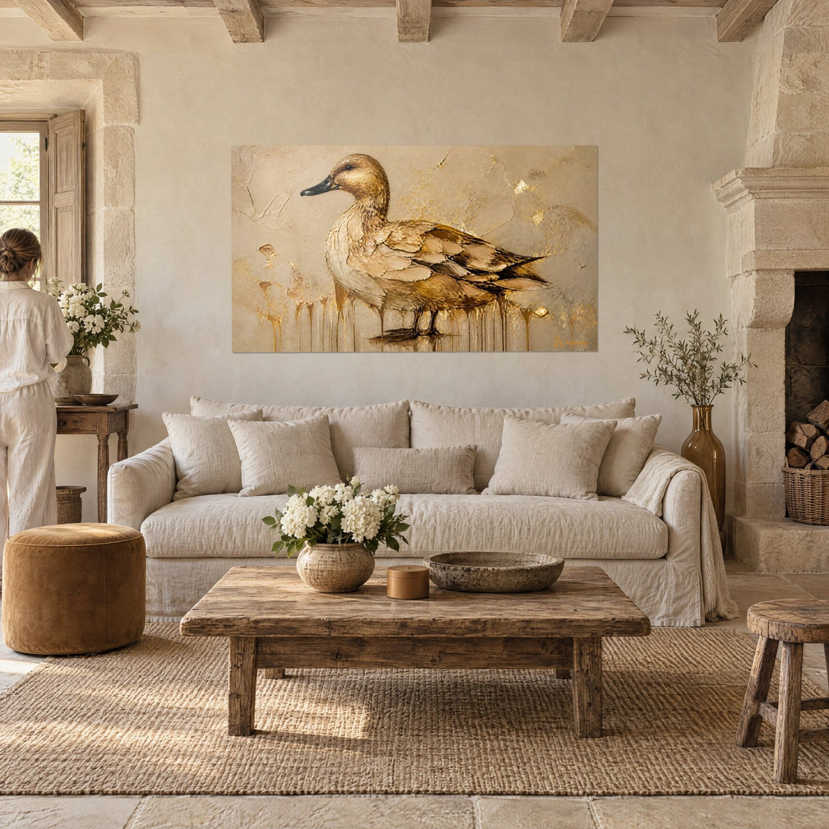 Quadro anatra con piume dorate in rilievo, sfondo beige crepato e colature d'oro, sopra un divano in un soggiorno luminoso