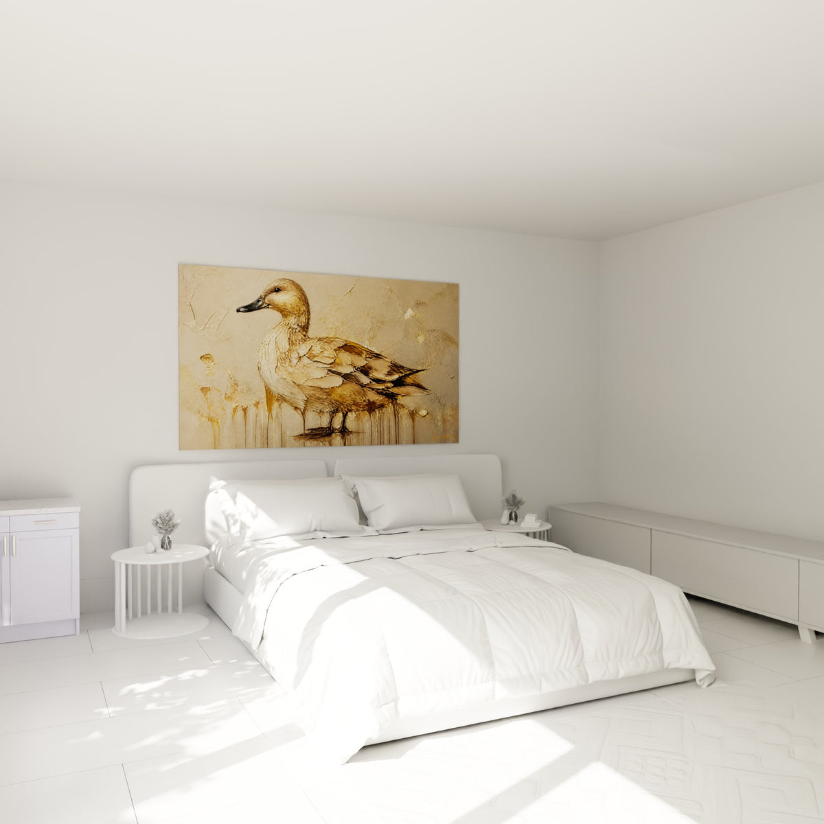 Silhouette de canard ocre et doré, plumage en relief, au-dessus d'un lit dans une chambre claire