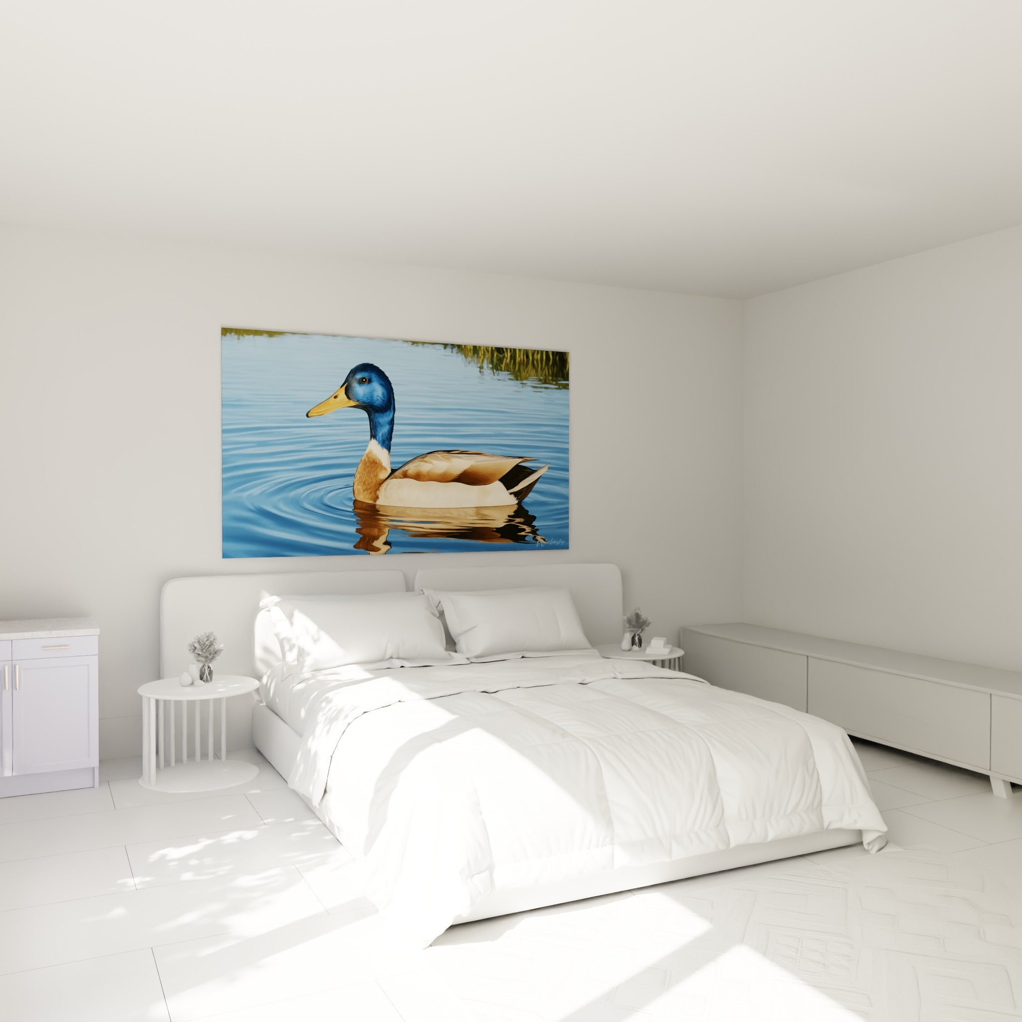 Canard colvert aux teintes ocre et bleu marine au-dessus d'un lit dans une chambre claire