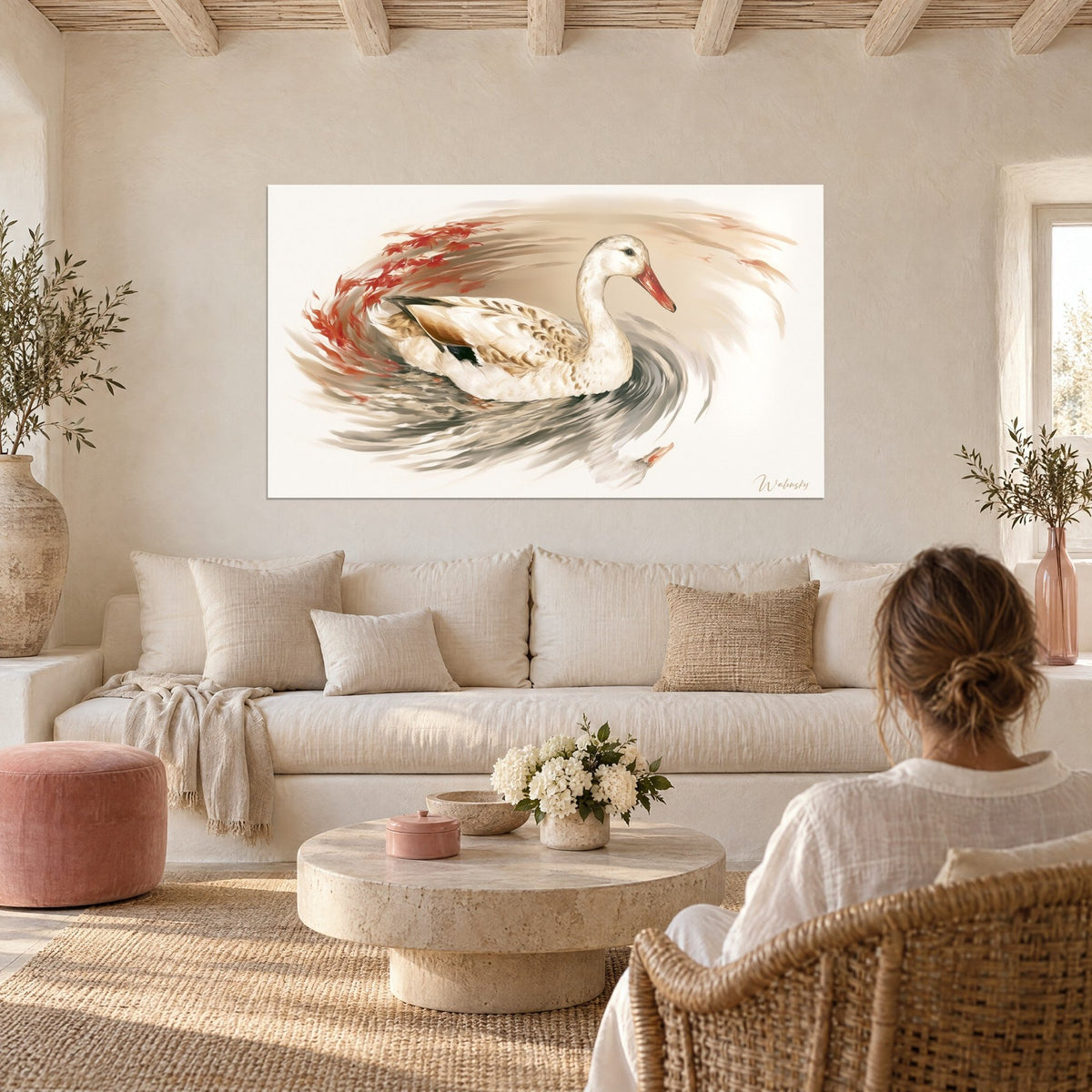 Tableau canard blanc glissant sur l'eau, bec corail et remous ocre, deux personnes de dos au-dessus d'un canapé dans un salon lumineux