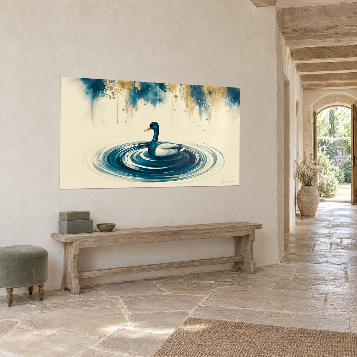 Tableau oiseau aquatique au plumage pétrole, cercles concentriques crème et coulures bleu et or, dans une entrée en pierre ancienne