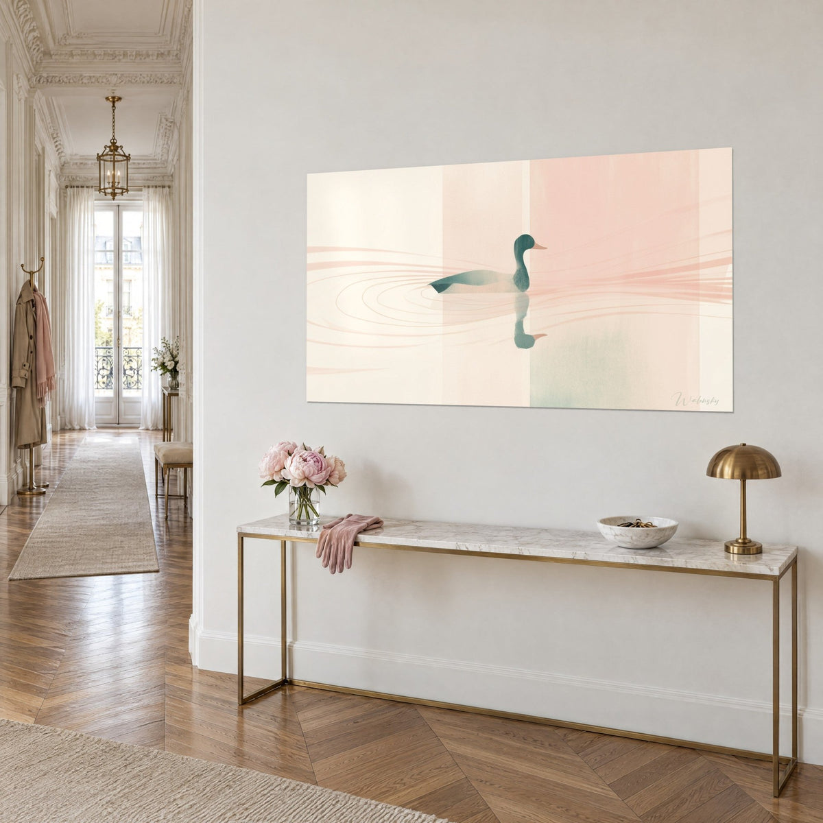 Tableau oiseau aquatique vert profond et reflet pâle, bandes crème et rose poudré, au-dessus d'une console dorée dans l'entrée