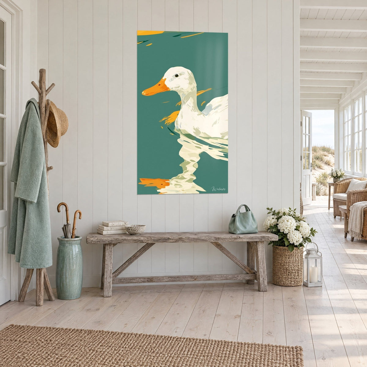 Tableau palmipède d'ivoire et bec orange sur fond vert profond, reflet ondulé, vu de trois quarts dans un couloir de bord de mer