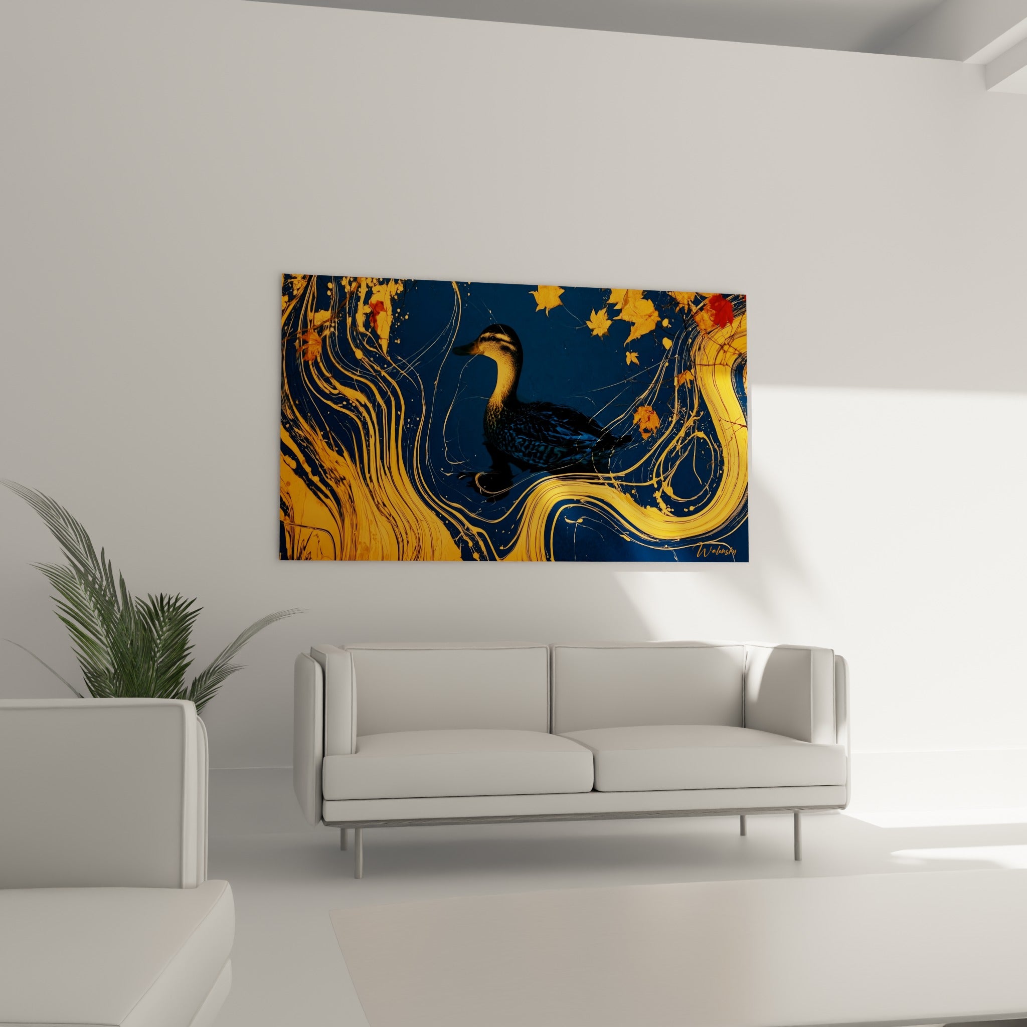 Oiseau aquatique aux teintes bleu marine et orangé vif entouré de coulures dorées, au-dessus d'un canapé dans un salon lumineux