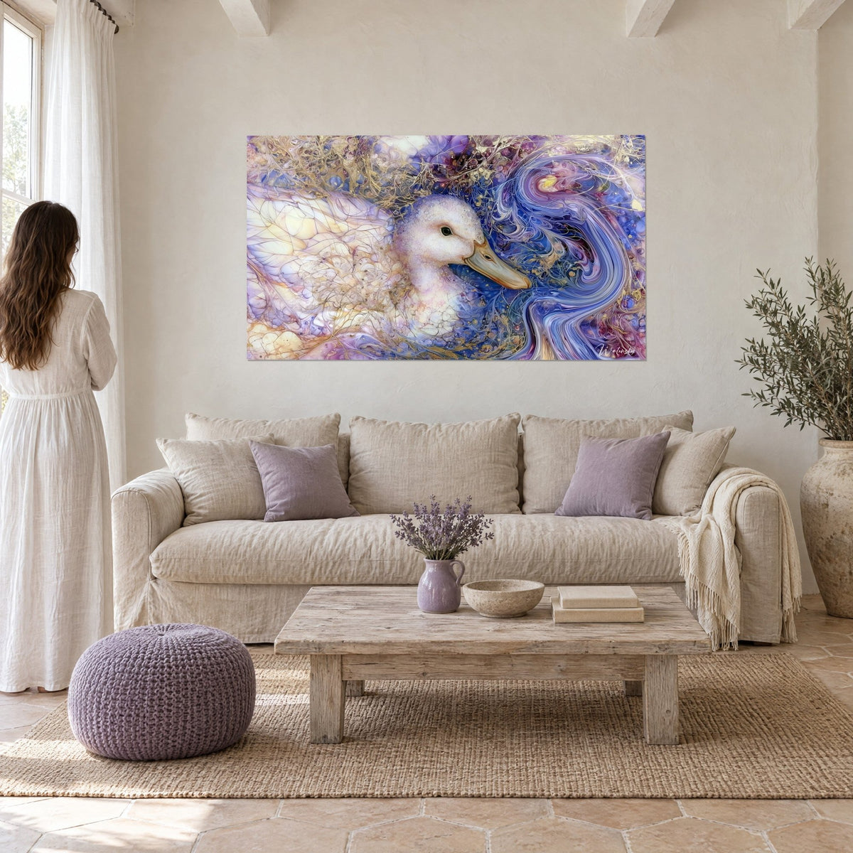 Tableau canard blanc au bec beige et volutes bleu et or, au-dessus d'un canapé dans un salon lumineux