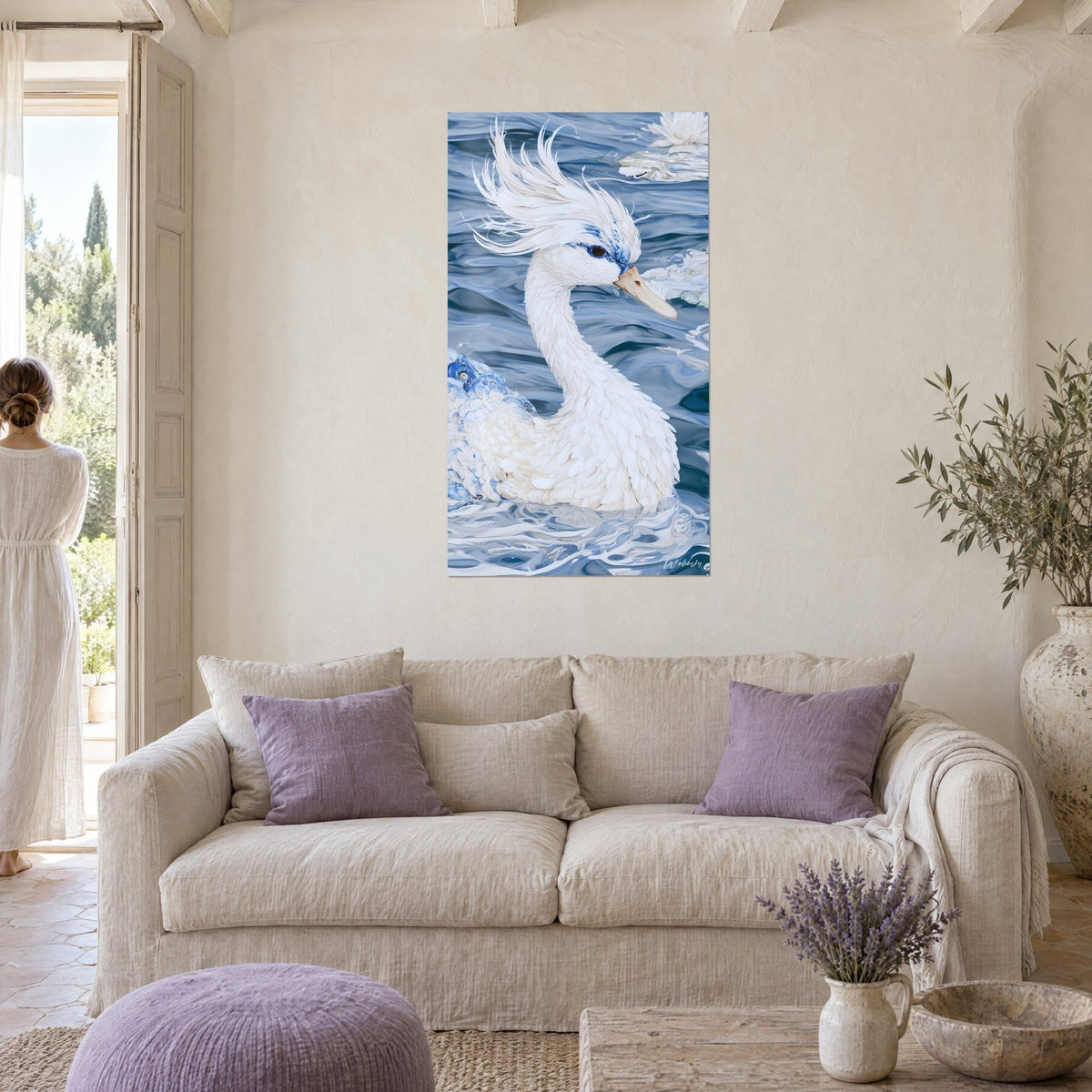 Quadro anatra bianca dal ciuffo scarmigliato, piume avorio e blu cobalto su acqua increspata, sopra un divano in un soggiorno luminoso