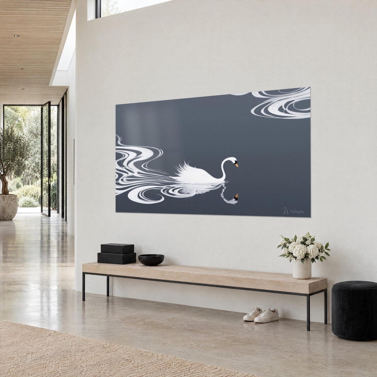 Tableau oiseau aquatique blanc au long cou courbé, fond gris bleuté et remous crème, vu de biais près d'un banc en bois clair