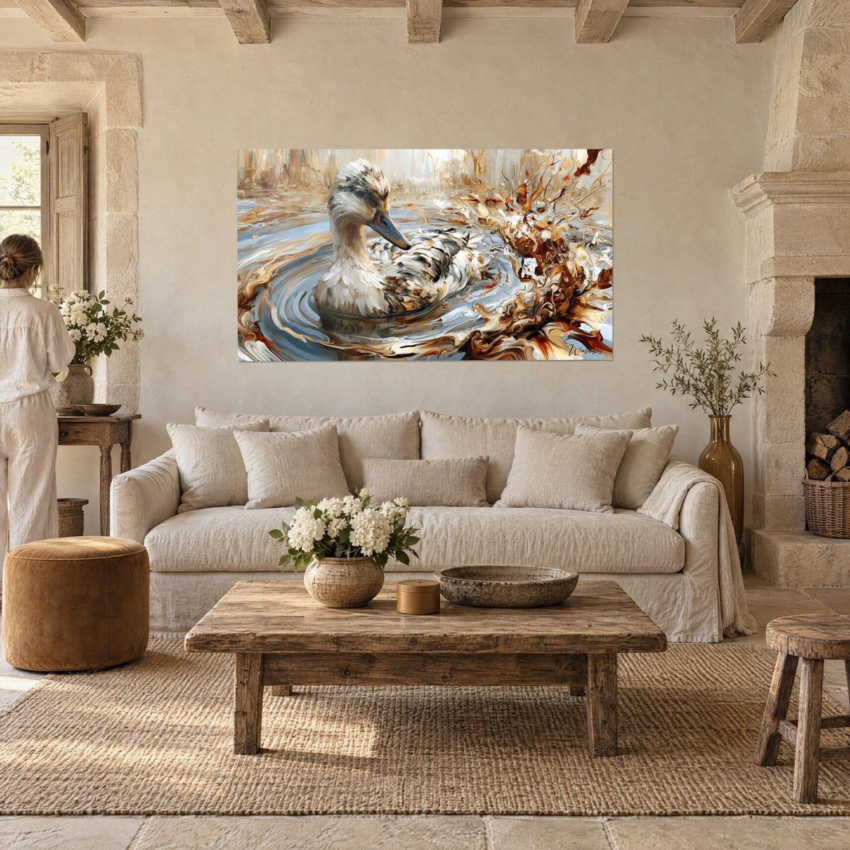 Tableau canard blanc nageant dans des ondes bleu acier et dorées, au-dessus d'un canapé dans un salon lumineux