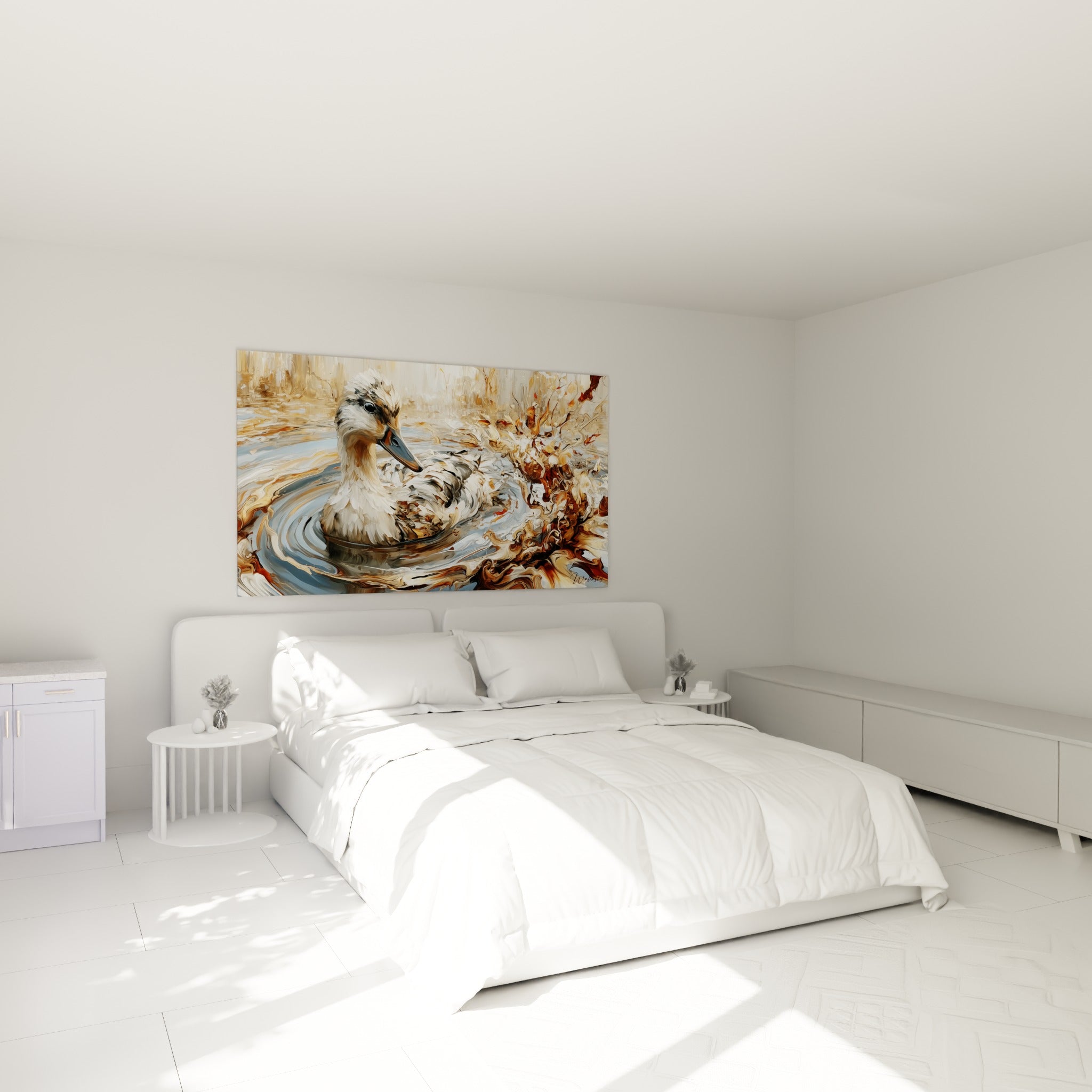 Plumage blanc et doré du canard flottant sur eau ocre, au-dessus d'un lit dans une chambre claire