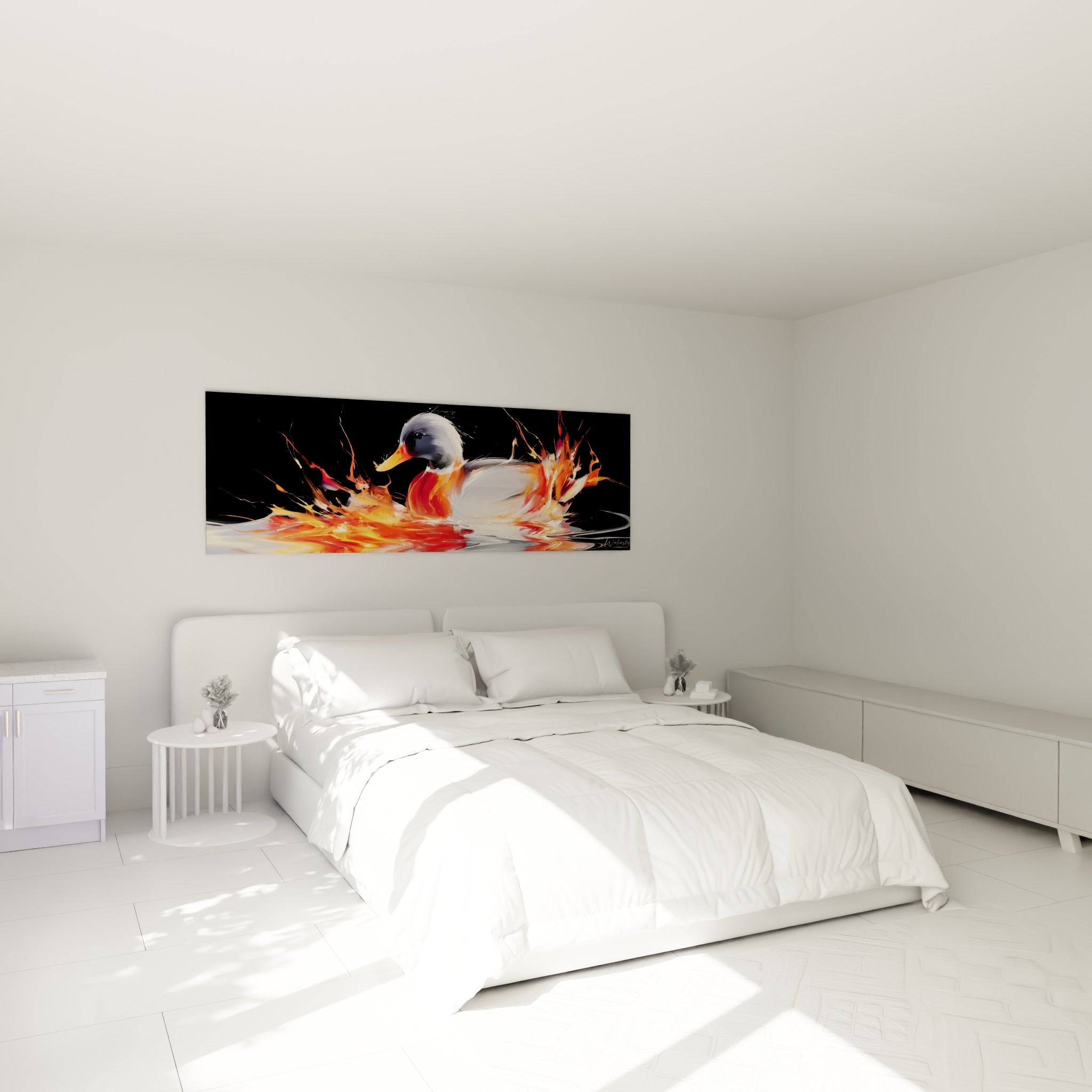 Canard au plumage blanc traversé de flammes dorées, accroché au-dessus d'un lit dans une chambre claire