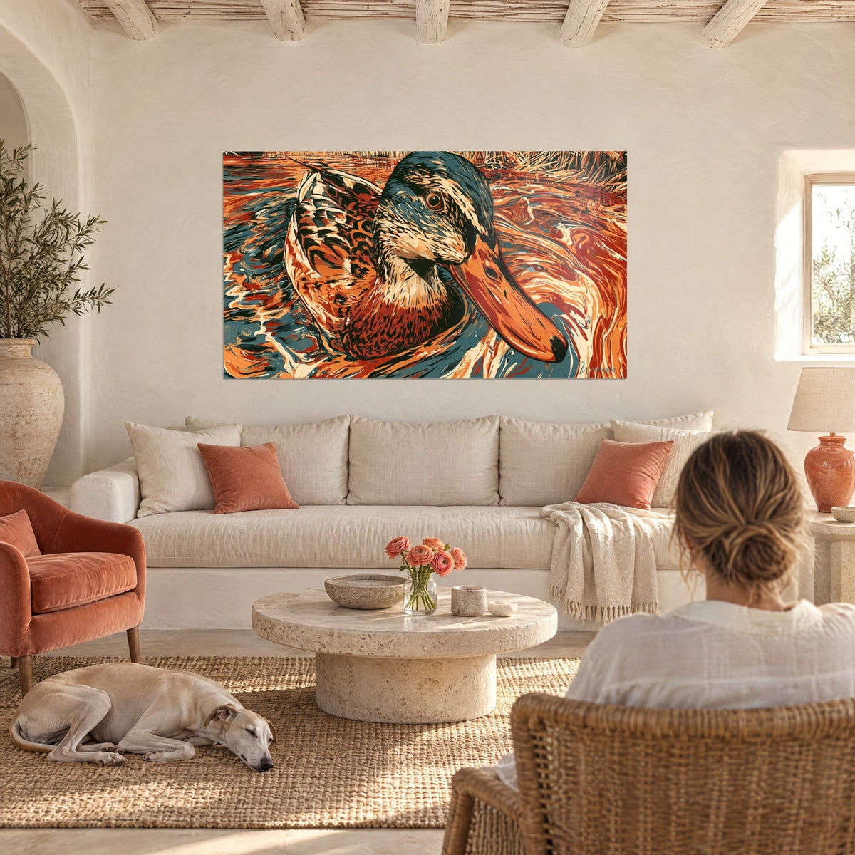 Tableau canard colvert nageant, bec orangé et plumage bleu sarcelle sur l'onde rouille, au-dessus d'un canapé dans un salon lumineux