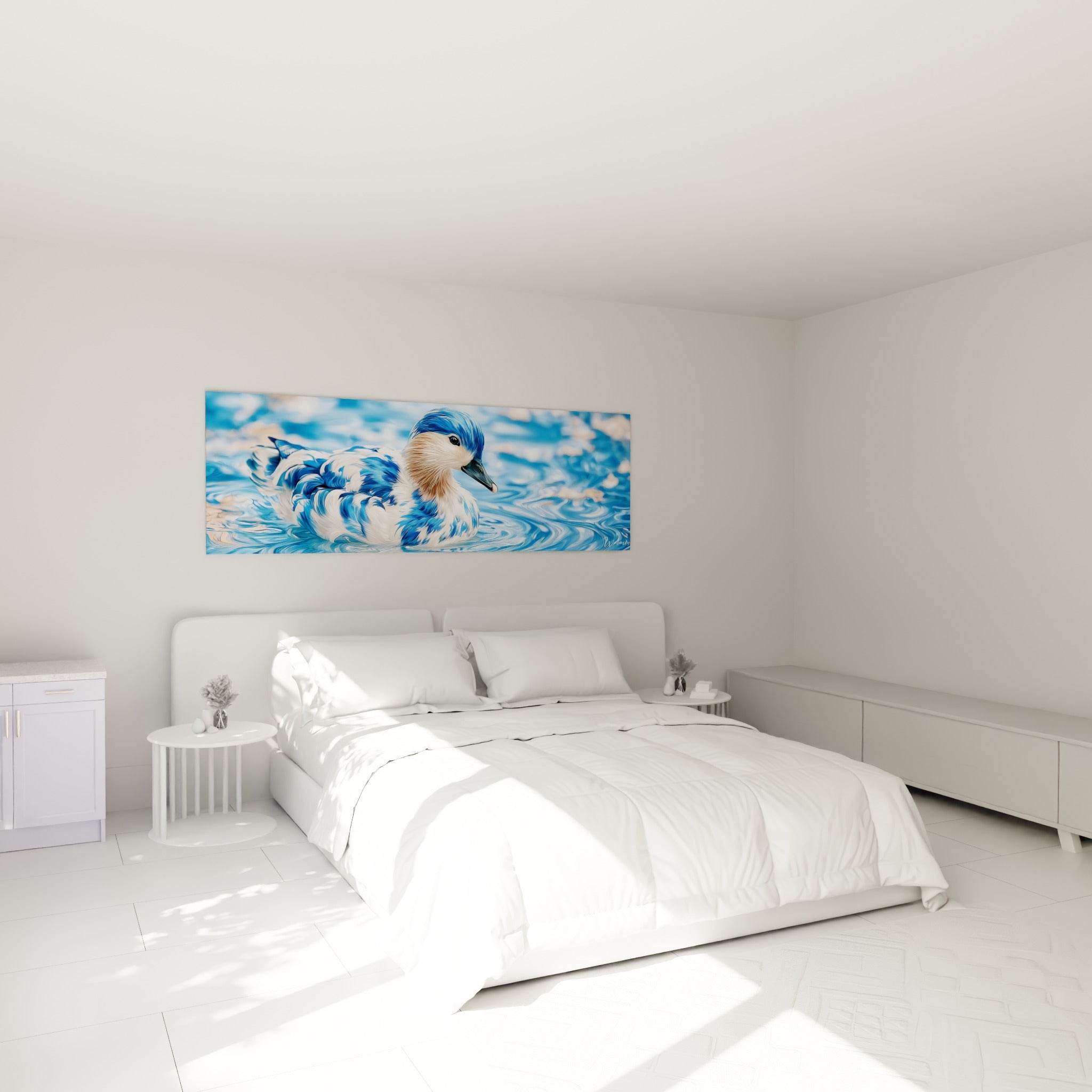 Canard aux teintes bleu marine et brun clair, posé au-dessus d'un lit dans une chambre claire