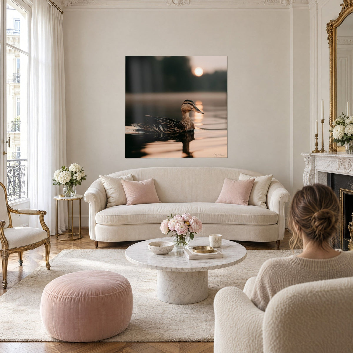 Tableau colvert glissant sur l'eau sombre, soleil pâle brumeux, plumage brun et beige, au-dessus d'un canapé dans un salon lumineux
