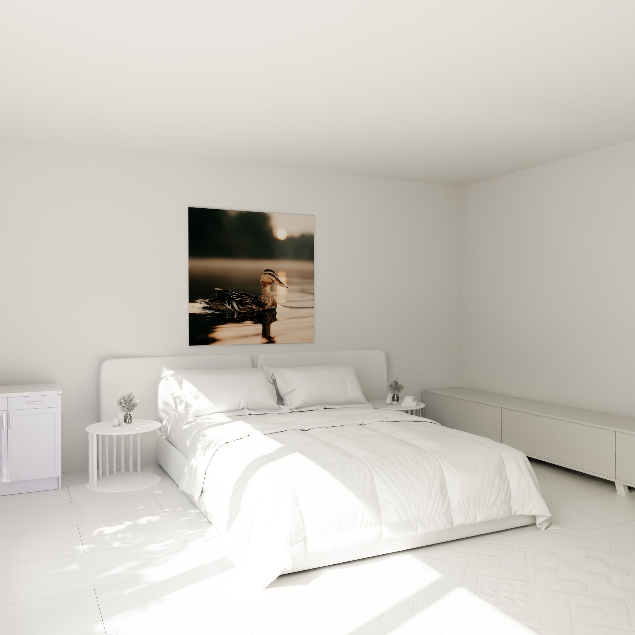 Plumage strié brun et beige du canard, au-dessus d'un lit dans une chambre claire