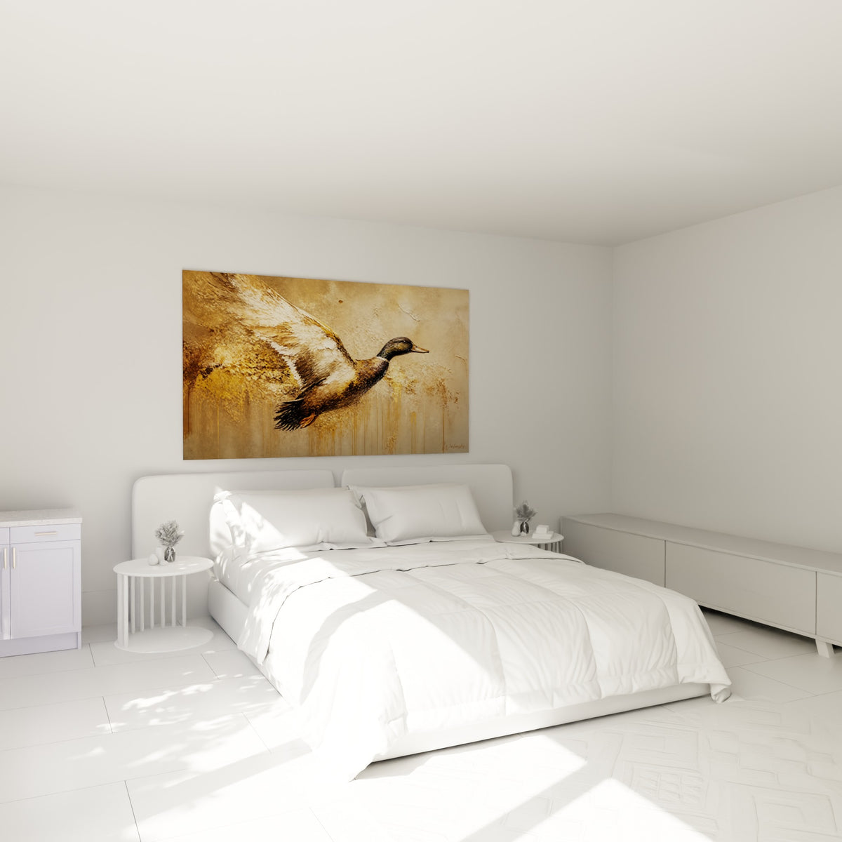Oiseau doré aux ailes déployées, tons bruns et ocre, au-dessus d'un lit dans une chambre claire