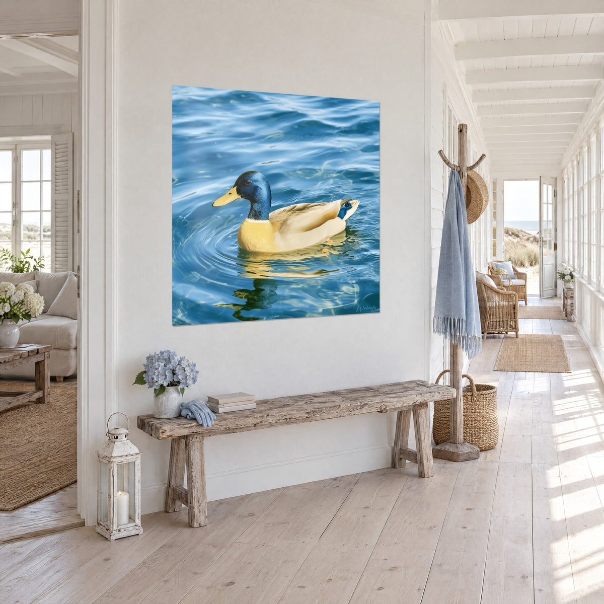 Tableau oiseau aquatique au bec jaune glissant sur des ondes saphir et turquoise, mur blanc d'un couloir de maison de bord de mer