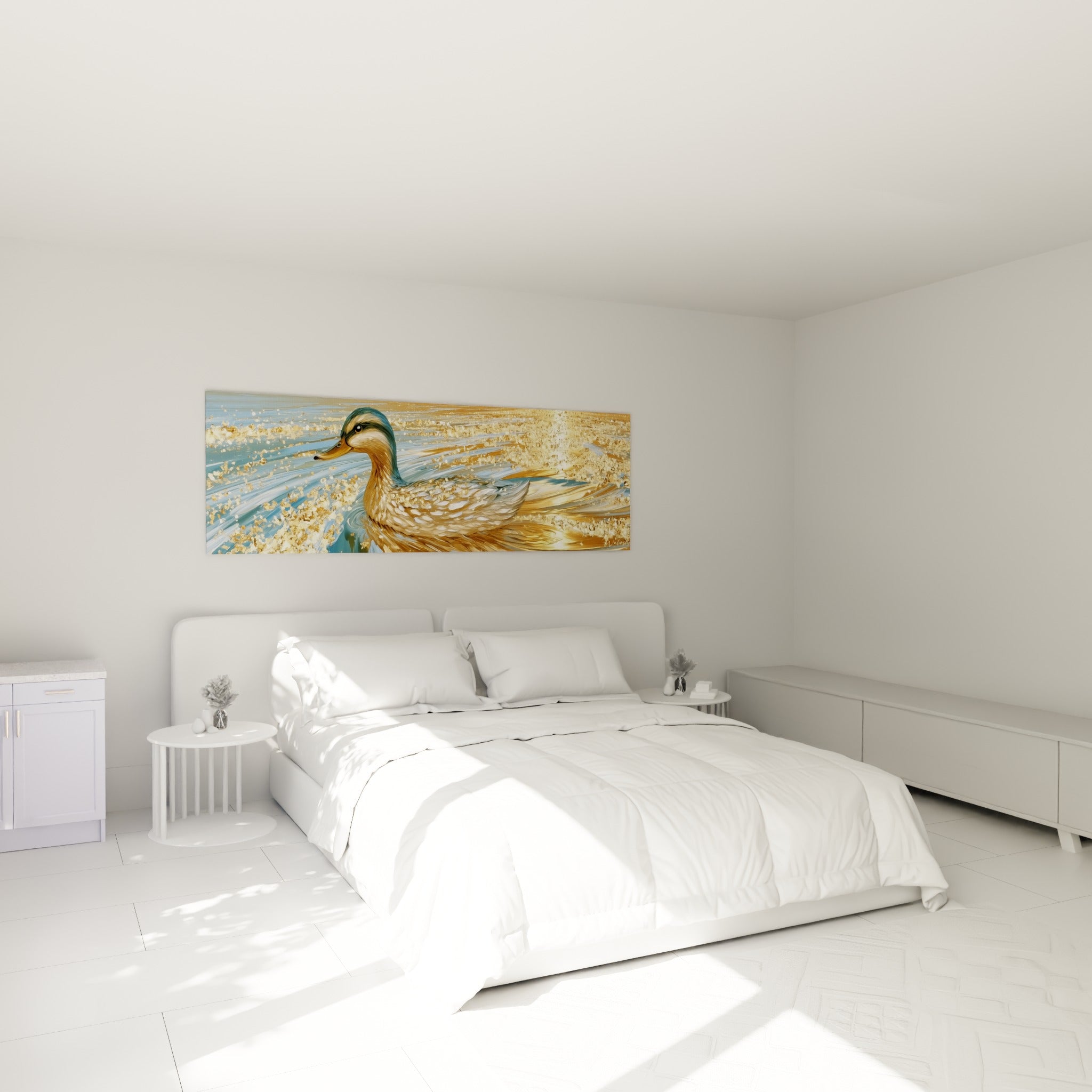 Canard aux plumes dorées et turquoise flottant sur l'eau, au-dessus d'un lit dans une chambre claire