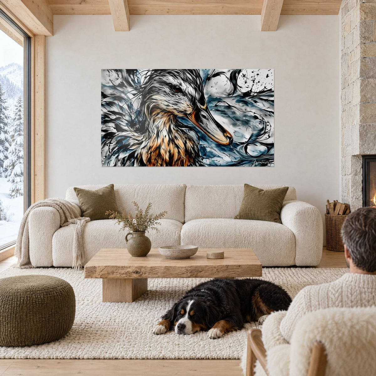 Quadro anatra dal becco ambrato e piumaggio blu antracite, schizzi di inchiostro nero, cane ai piedi del divano color crema, chalet innevato
