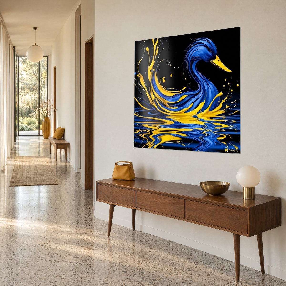 Tableau volatile bleu roi aux plumes de peinture fluide et reflets jaune citron sur l'eau noire, accroché en couloir clair