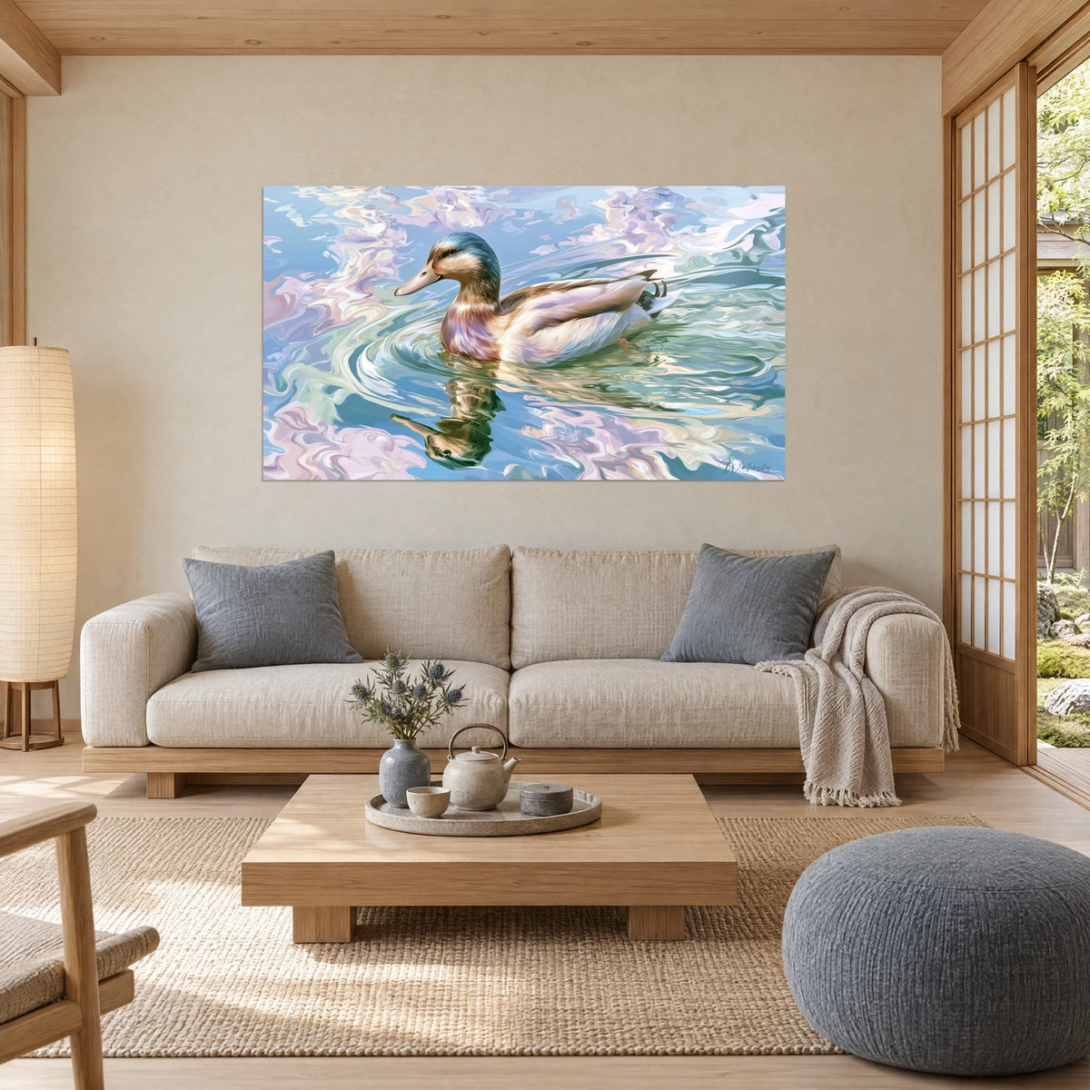 Tableau colvert glissant sur une eau lilas et bleu ciel, au-dessus d'un canapé dans un salon lumineux
