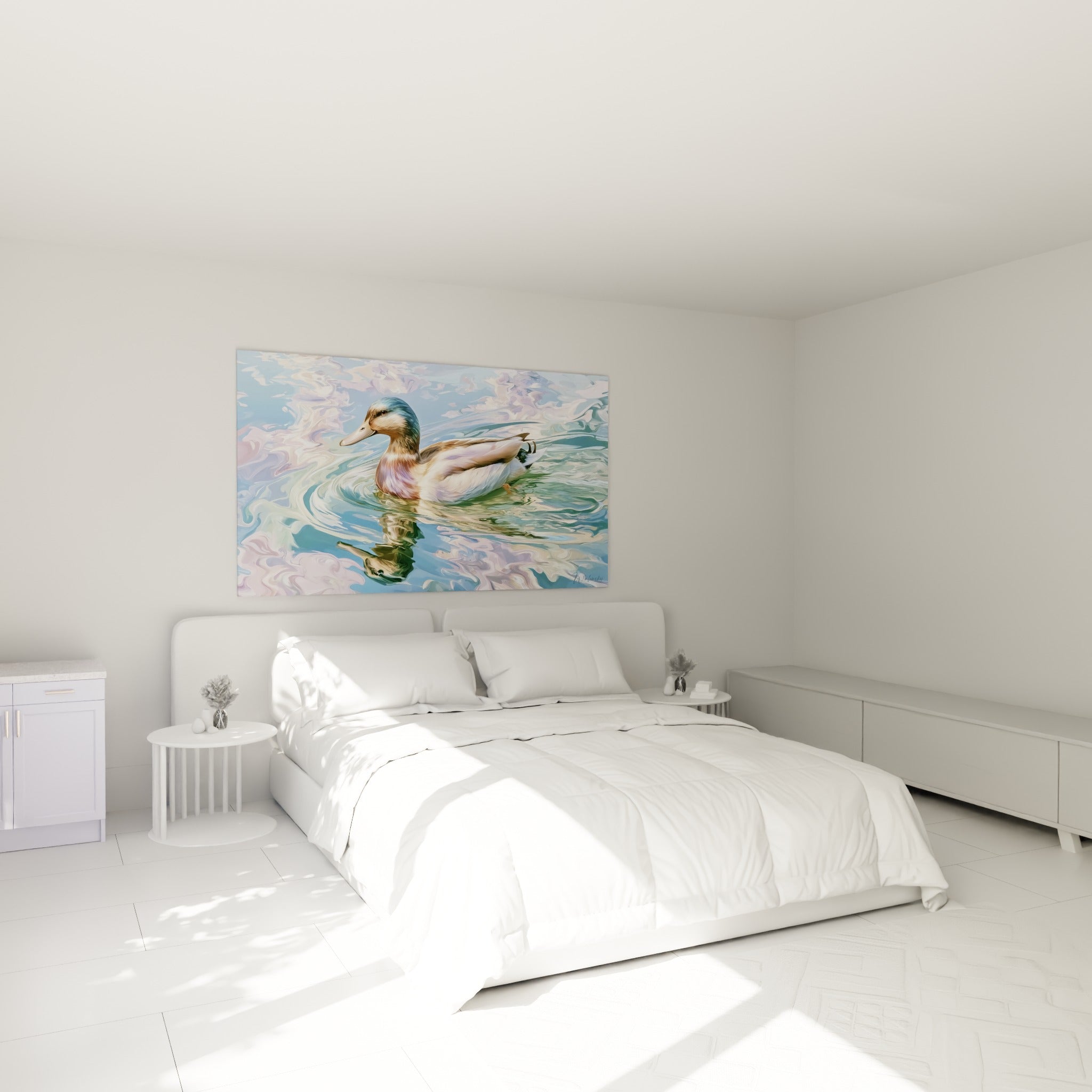 Canard irisé bleu et lavande flottant au-dessus d'un lit dans une chambre claire