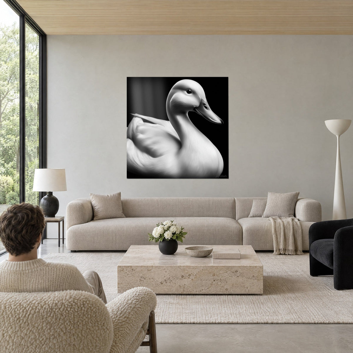 Tableau canard blanc de profil, plumage ivoire sur fond noir, accroché au-dessus d'un canapé dans un salon lumineux