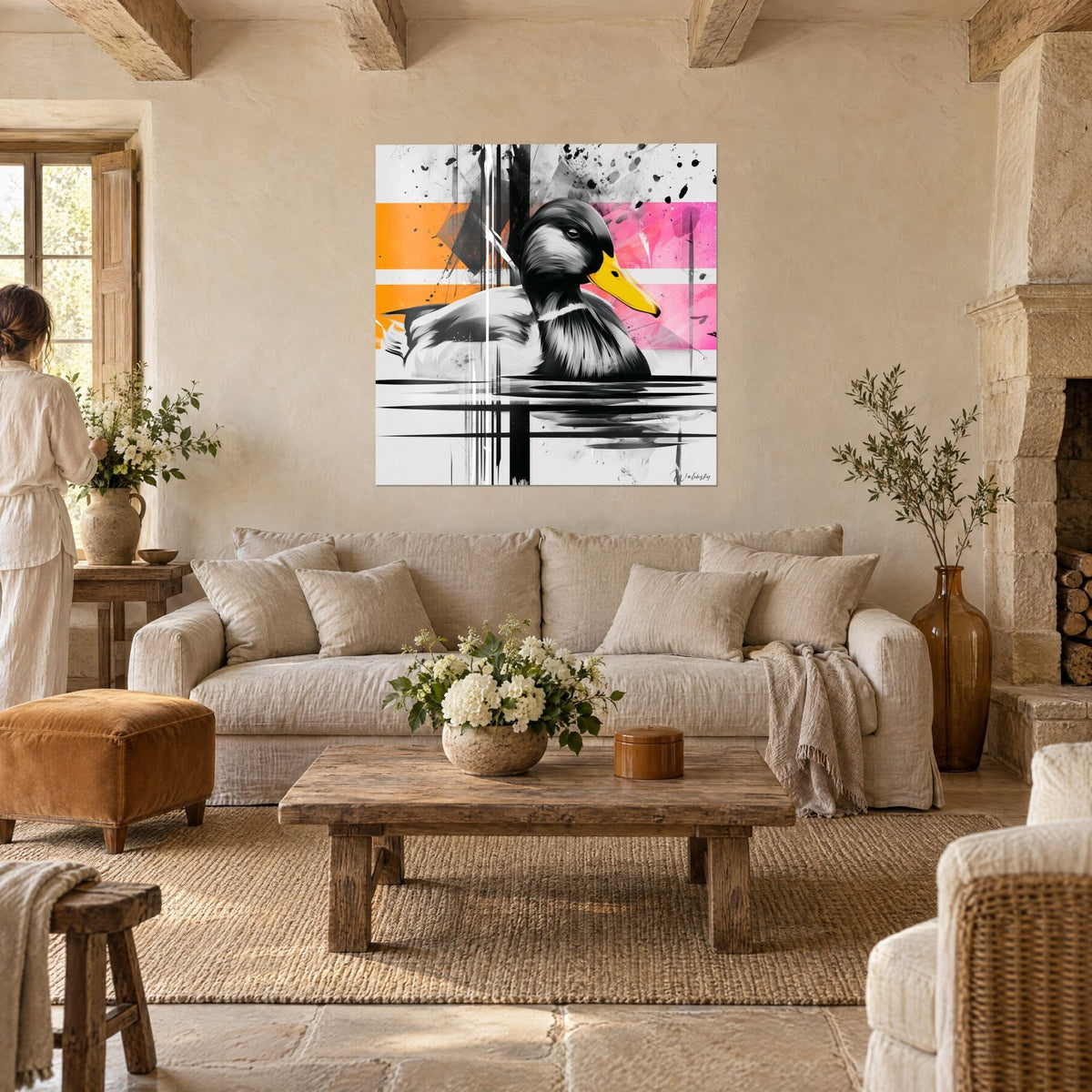 Tableau canard colvert noir et blanc au bec jaune, bandes orange et rose, couple de dos au-dessus d'un canapé dans un salon lumineux