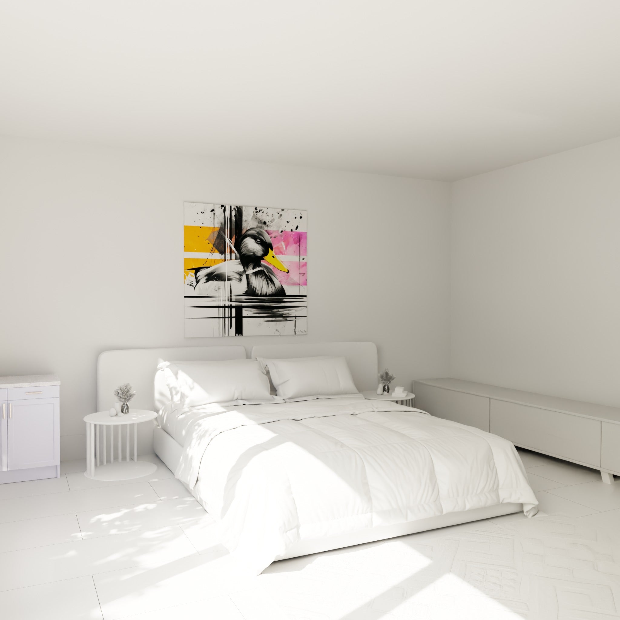 Canard noir et blanc au bec jaune vif, accroché au-dessus d'un lit dans une chambre claire